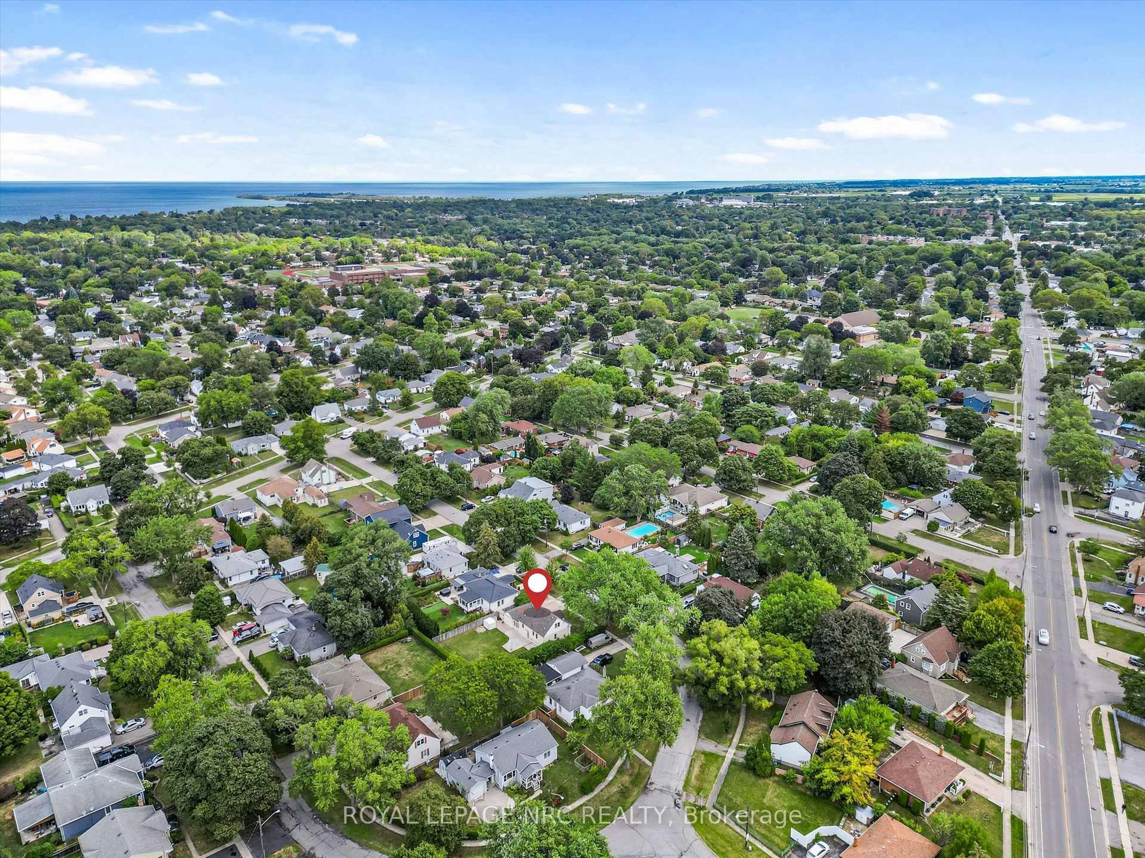 A pic from outside/outdoor area/front of a property/back of a property/a pic from drone, street for 3 East Lynn St, St. Catharines Ontario L2N 3L7