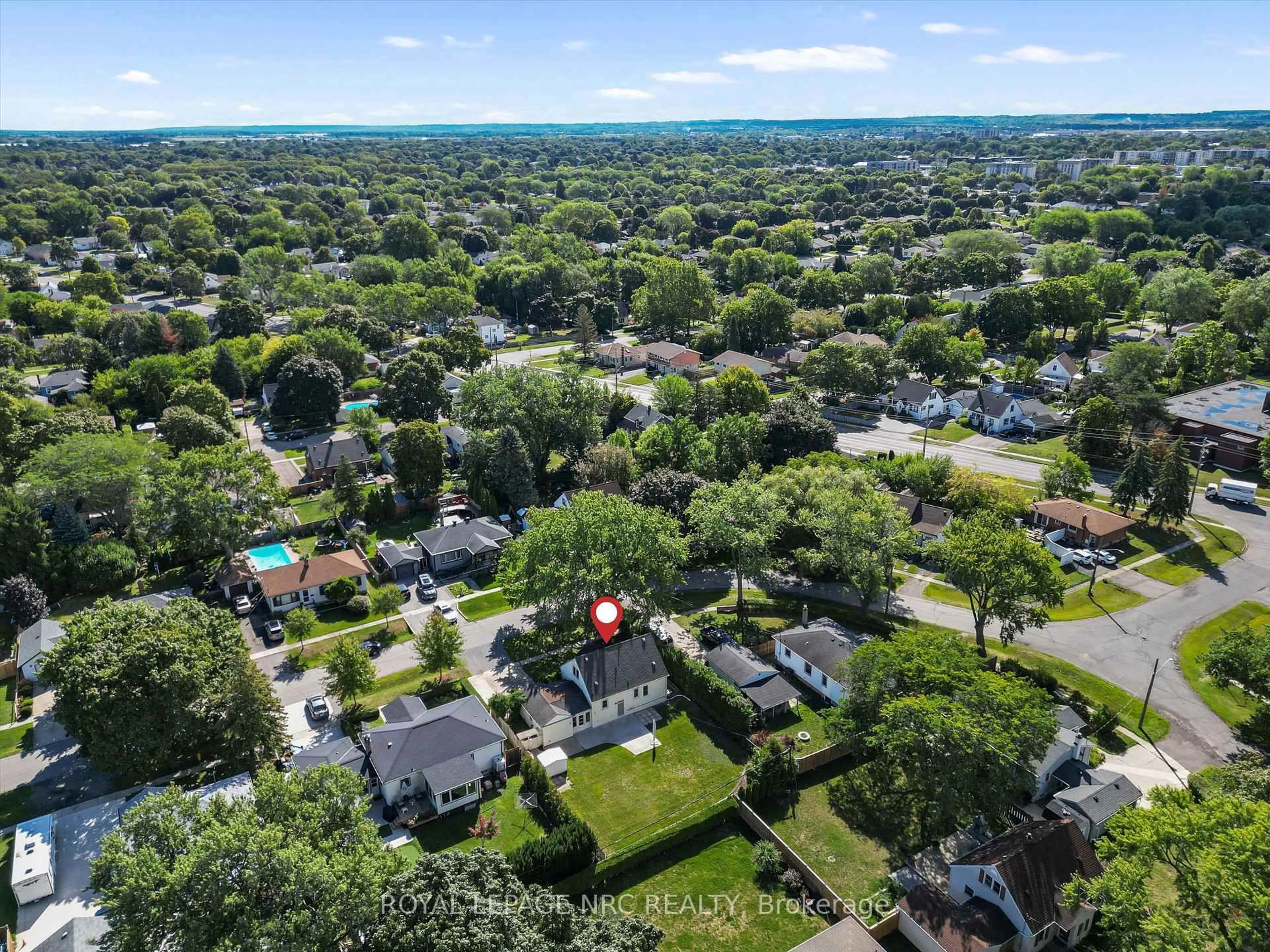 A pic from outside/outdoor area/front of a property/back of a property/a pic from drone, street for 3 East Lynn St, St. Catharines Ontario L2N 3L7