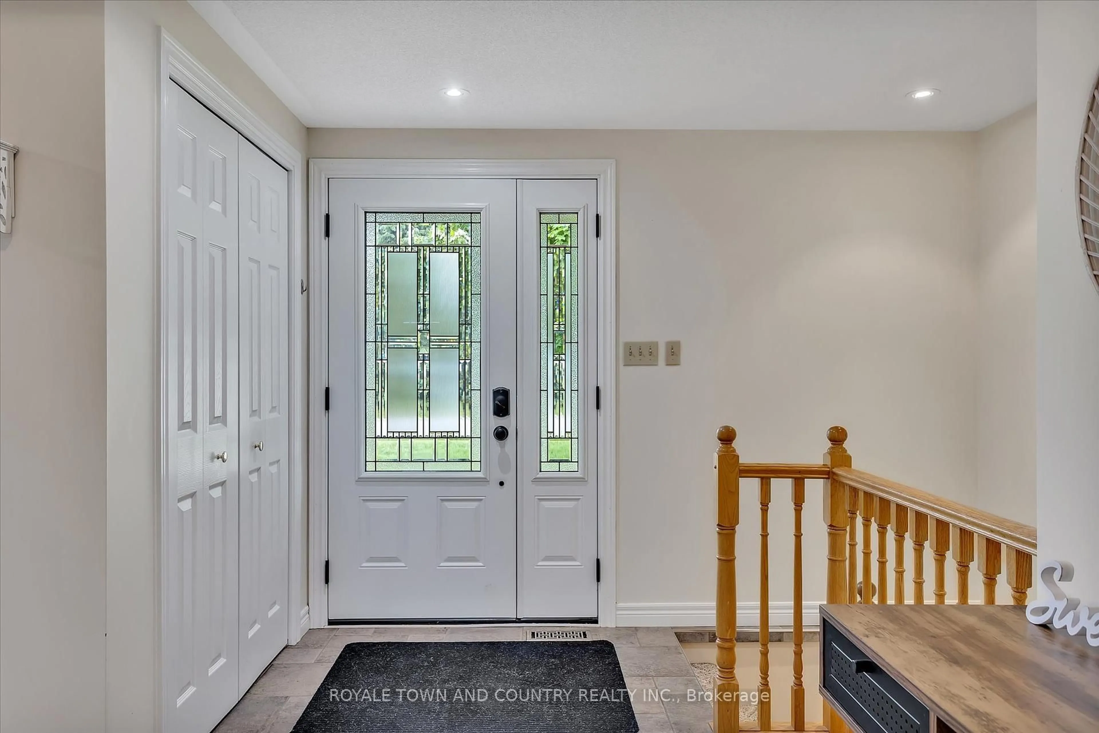 Indoor entryway for 1734 Barton Dr, Selwyn Ontario K0L 2H0