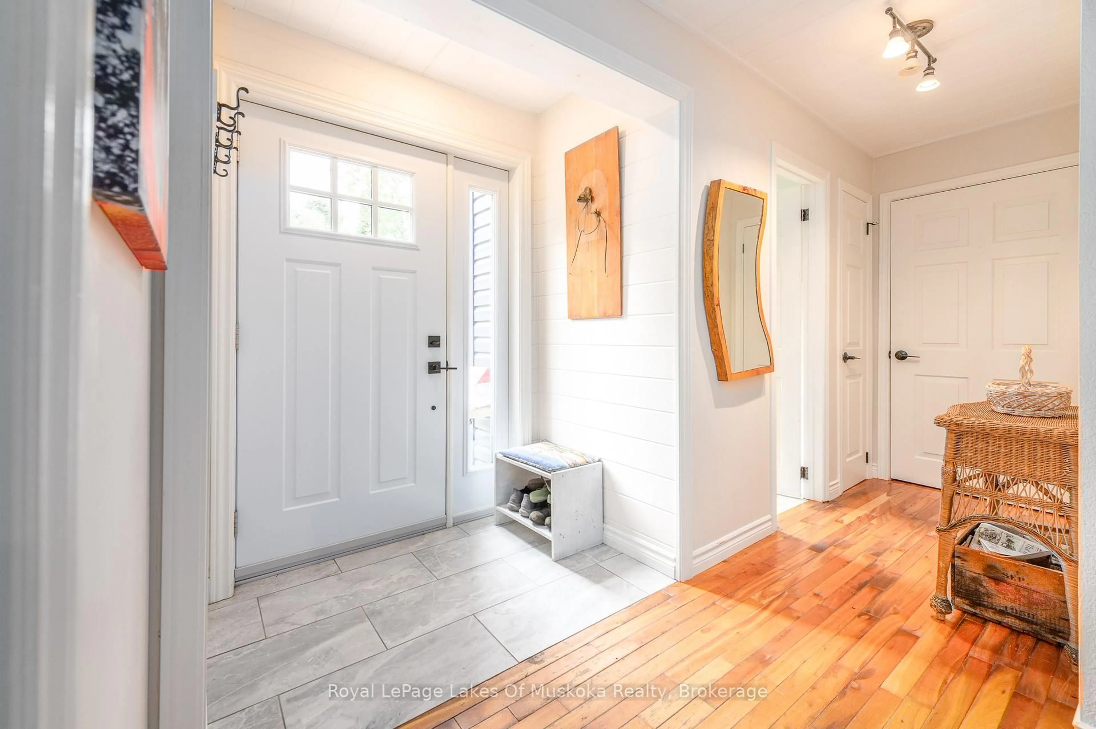 Indoor entryway for 1588 Skyline Dr, Huntsville Ontario P1H 1A5