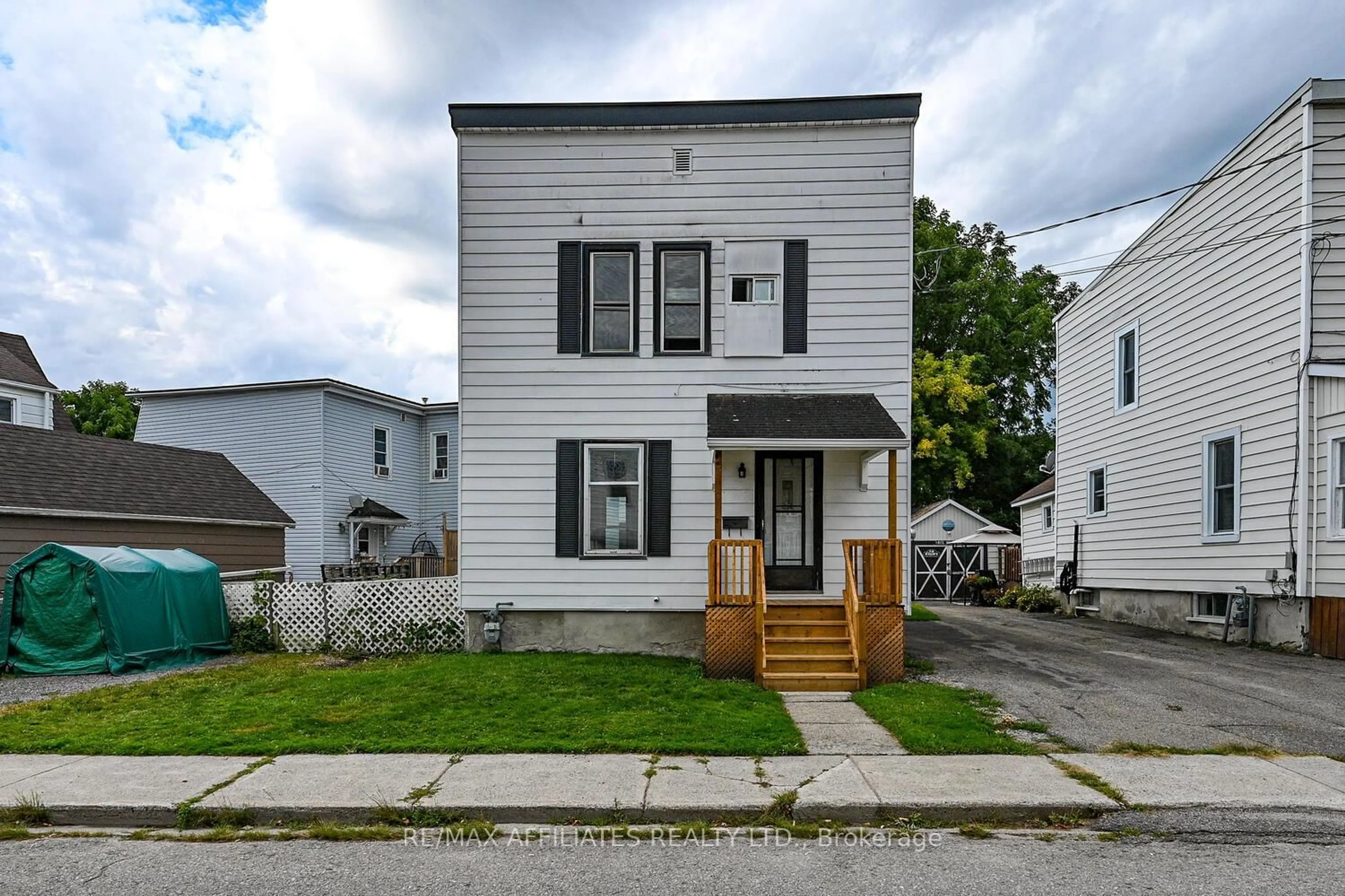 Home with vinyl exterior material, street for 8 Winnifred St, Smiths Falls Ontario K7A 2N1