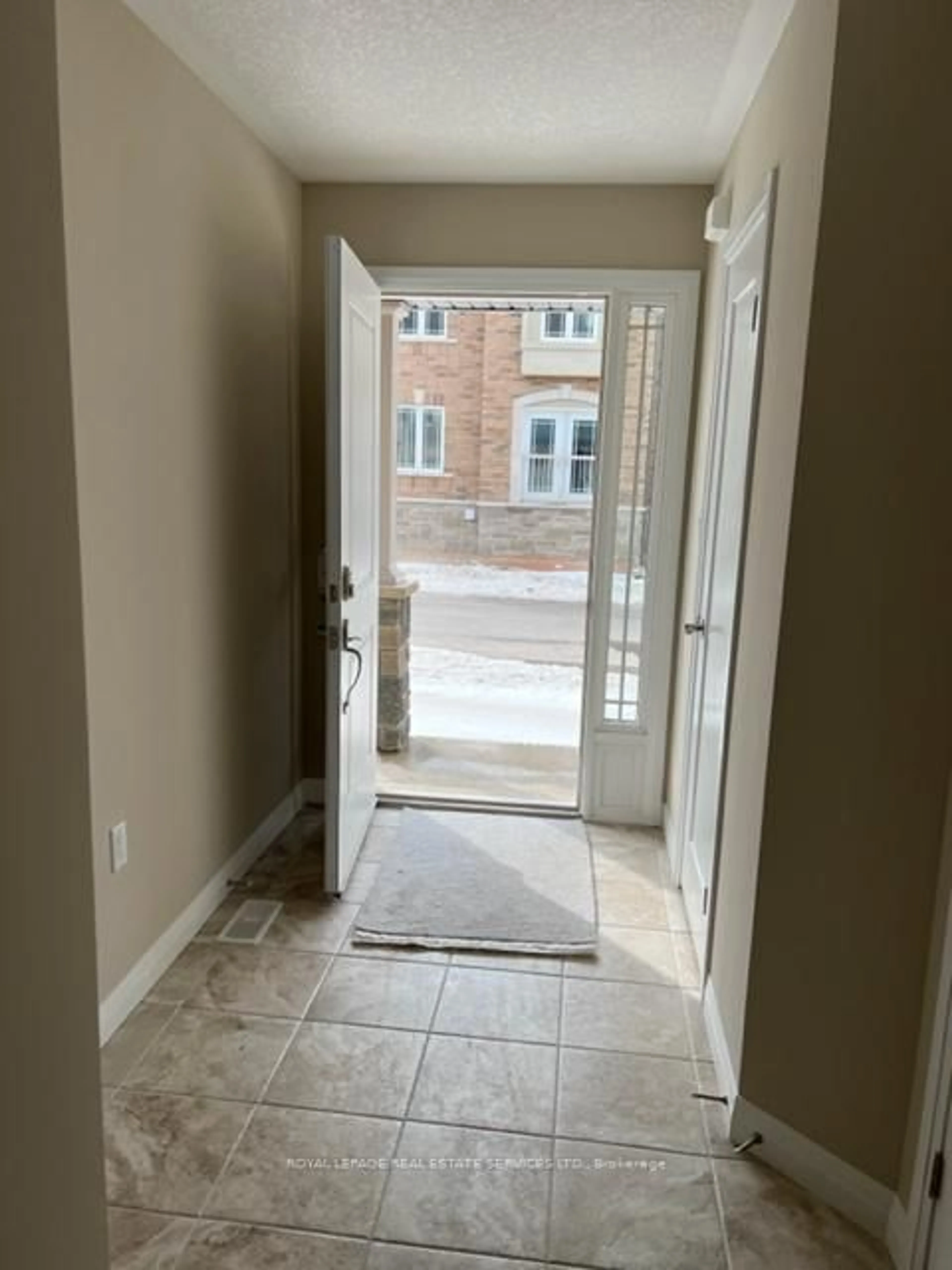 Indoor entryway for 116 Laguna Village Cres, Hamilton Ontario L0R 1P0