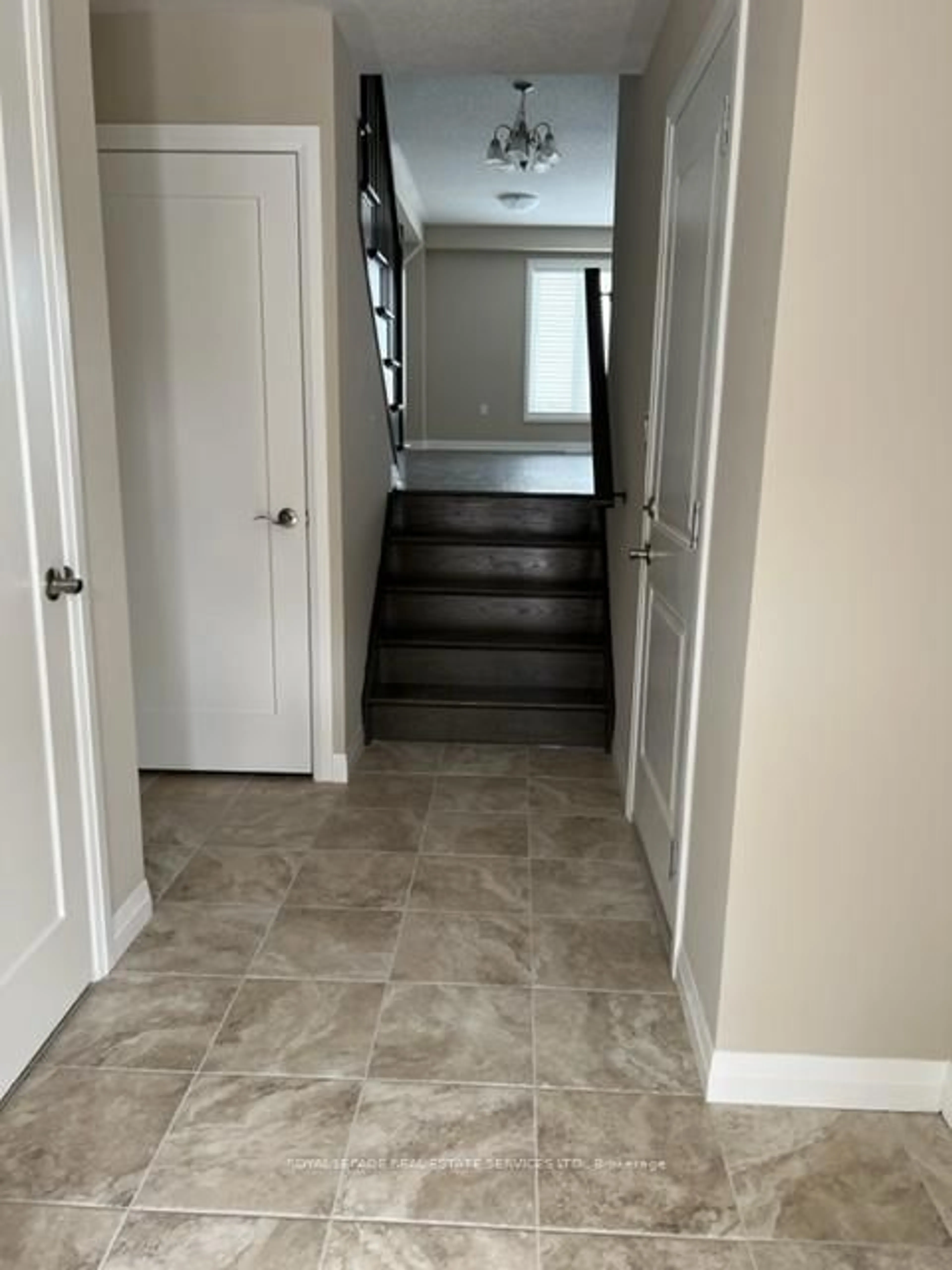 Indoor entryway for 116 Laguna Village Cres, Hamilton Ontario L0R 1P0