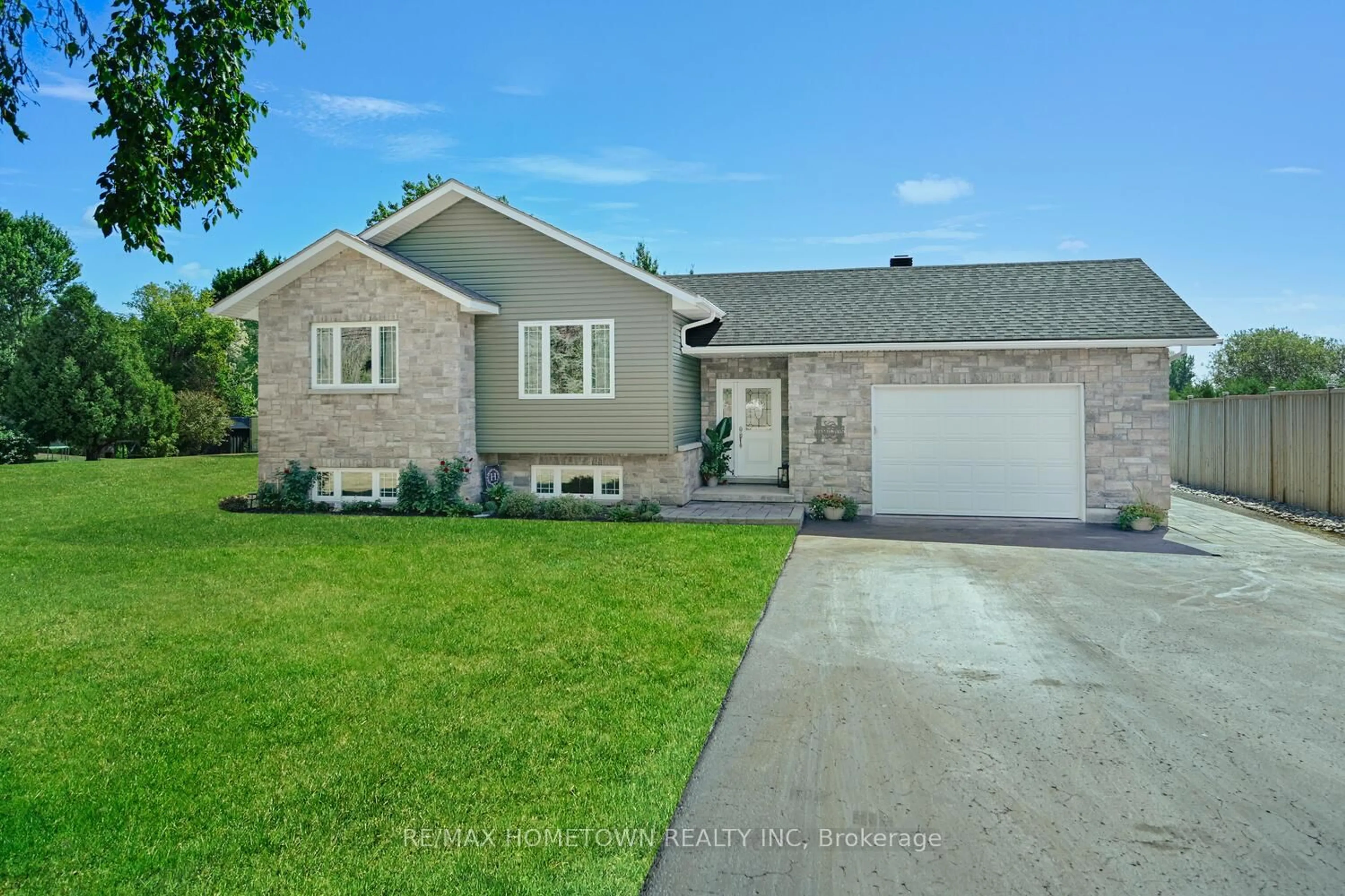 Home with vinyl exterior material, street for 2915 2nd Concession, Elizabethtown-Kitley Ontario K6V 5T1