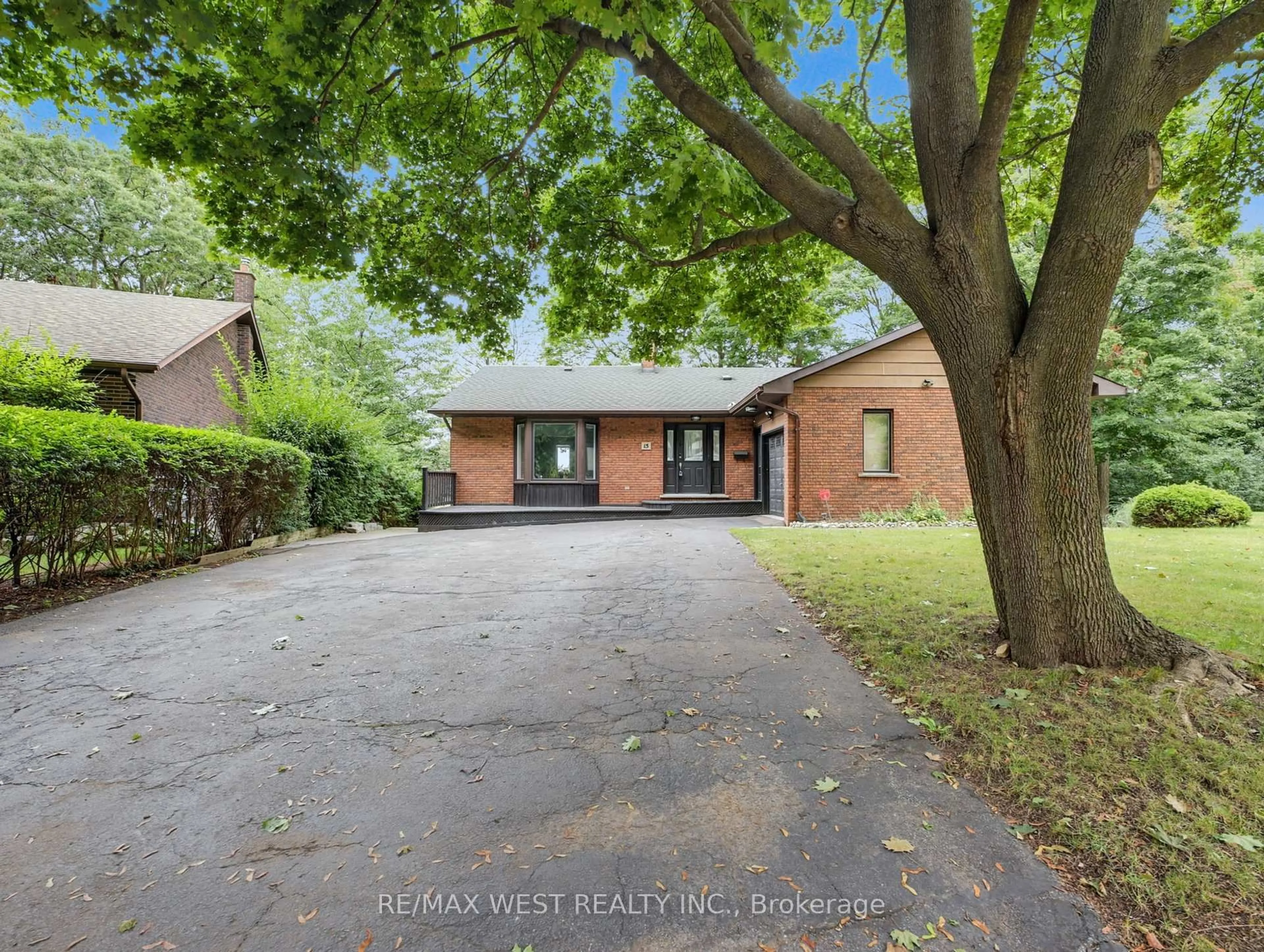 A pic from outside/outdoor area/front of a property/back of a property/a pic from drone, street for 15 Westbrook Pl, Cambridge Ontario N3C 3J4