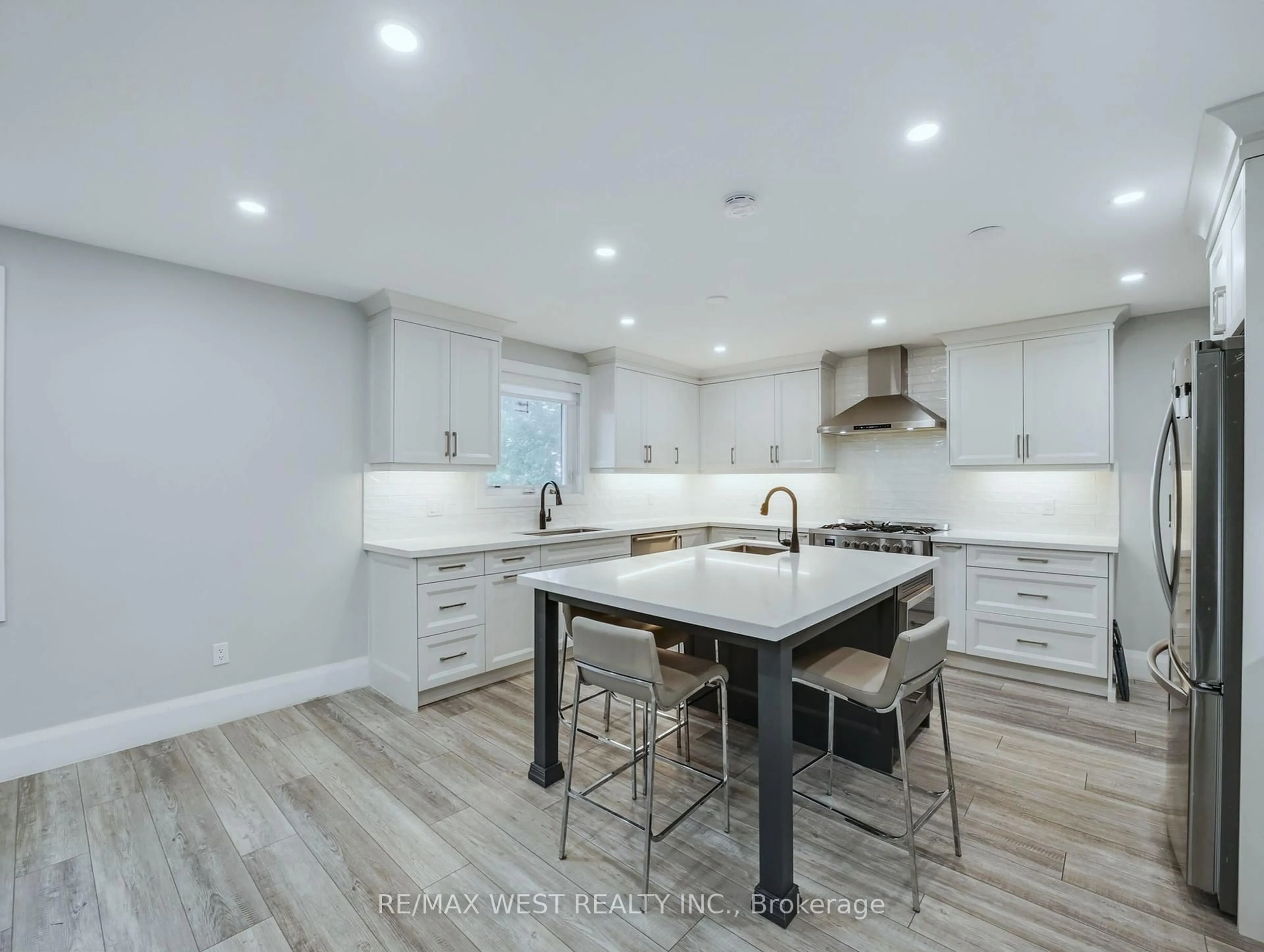 Open concept kitchen, unknown for 15 Westbrook Pl, Cambridge Ontario N3C 3J4