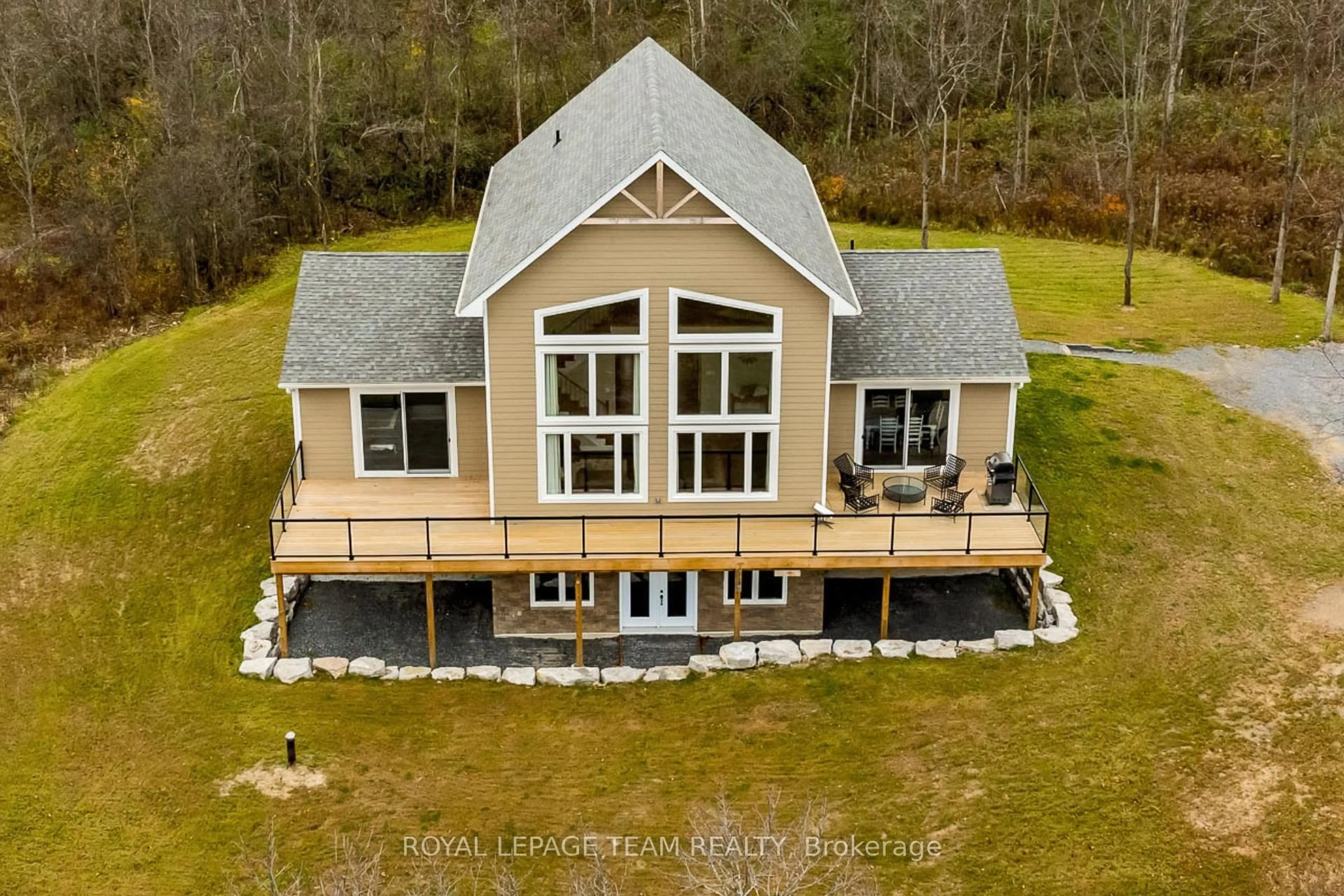 A pic from outside/outdoor area/front of a property/back of a property/a pic from drone, building for 691 Rideau River Rd, Merrickville Ontario K0G 1N0