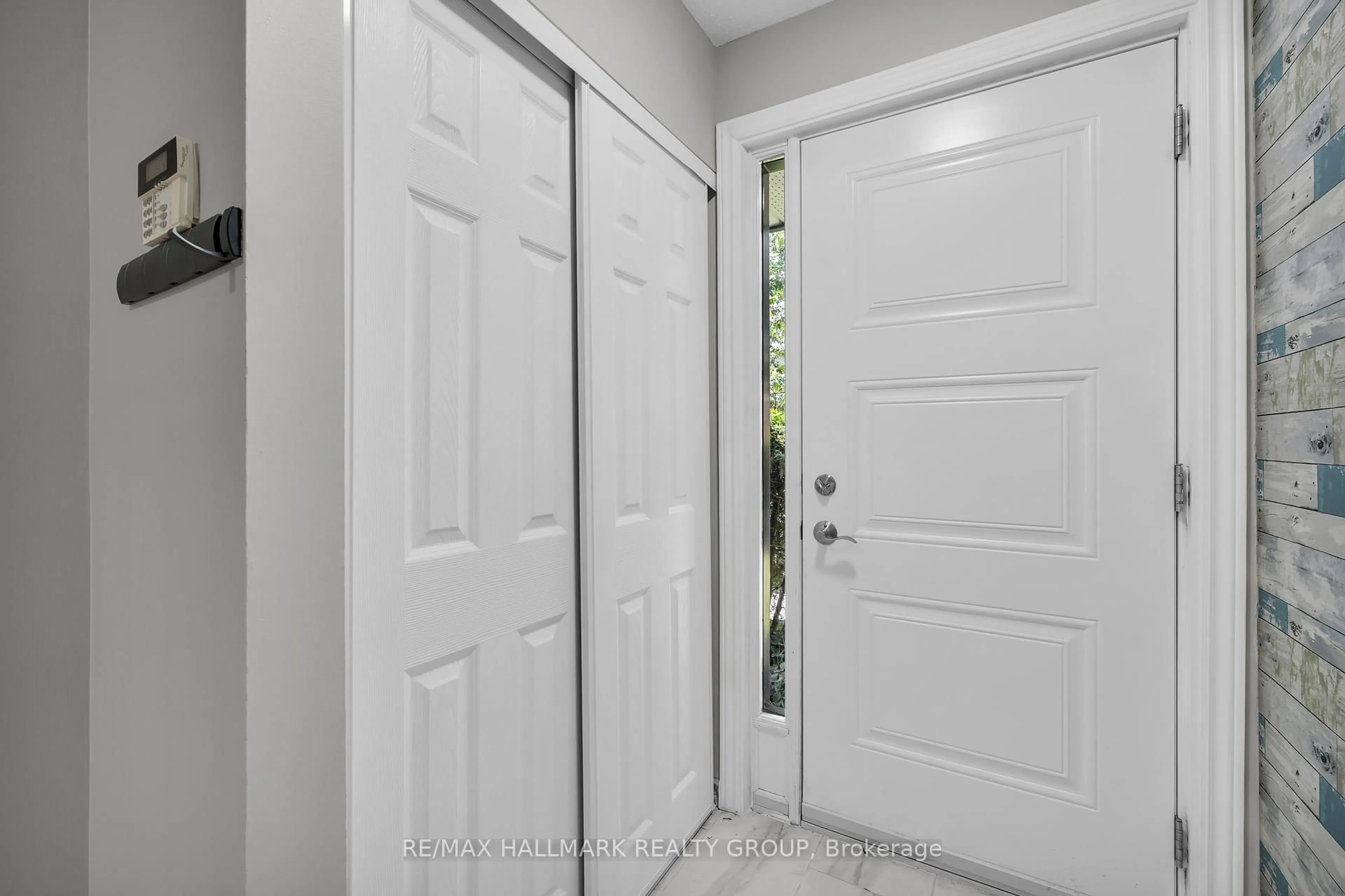 Indoor entryway for 409 Montfort St #3, Ottawa Ontario K1L 8G8