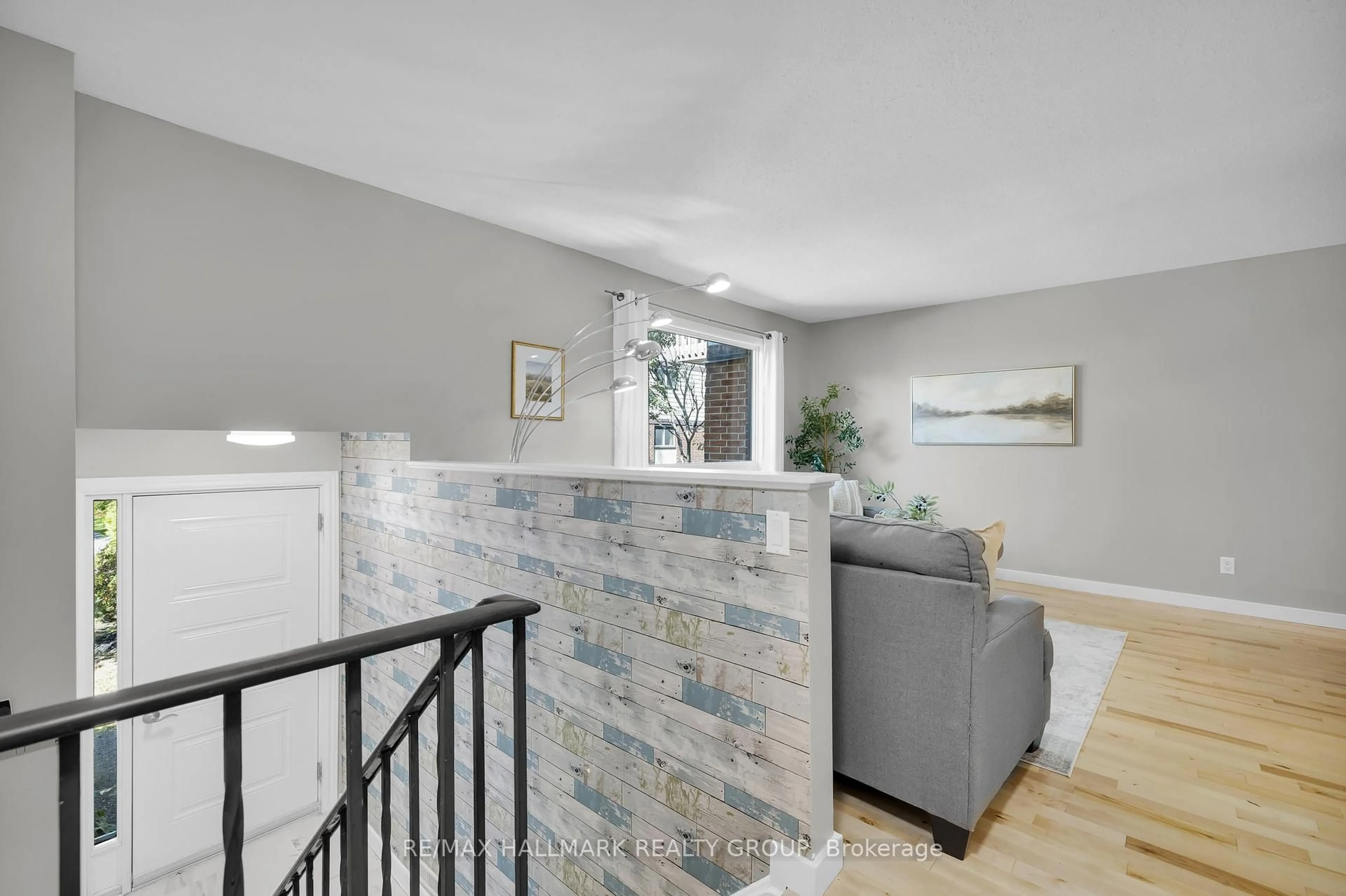 Indoor entryway for 409 Montfort St #3, Ottawa Ontario K1L 8G8