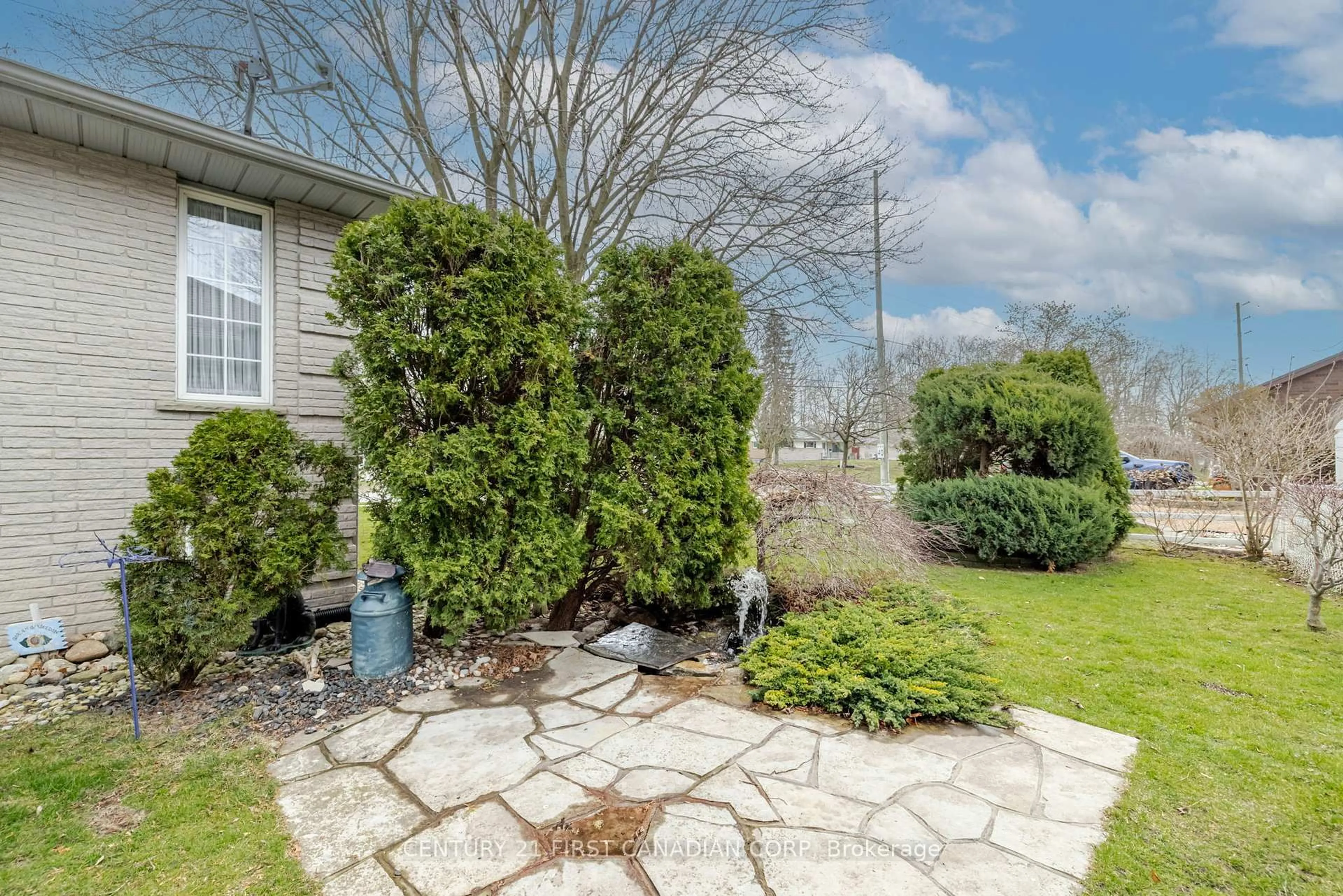 Patio, street for 196 Hull Rd, Strathroy-Caradoc Ontario N7G 3P2