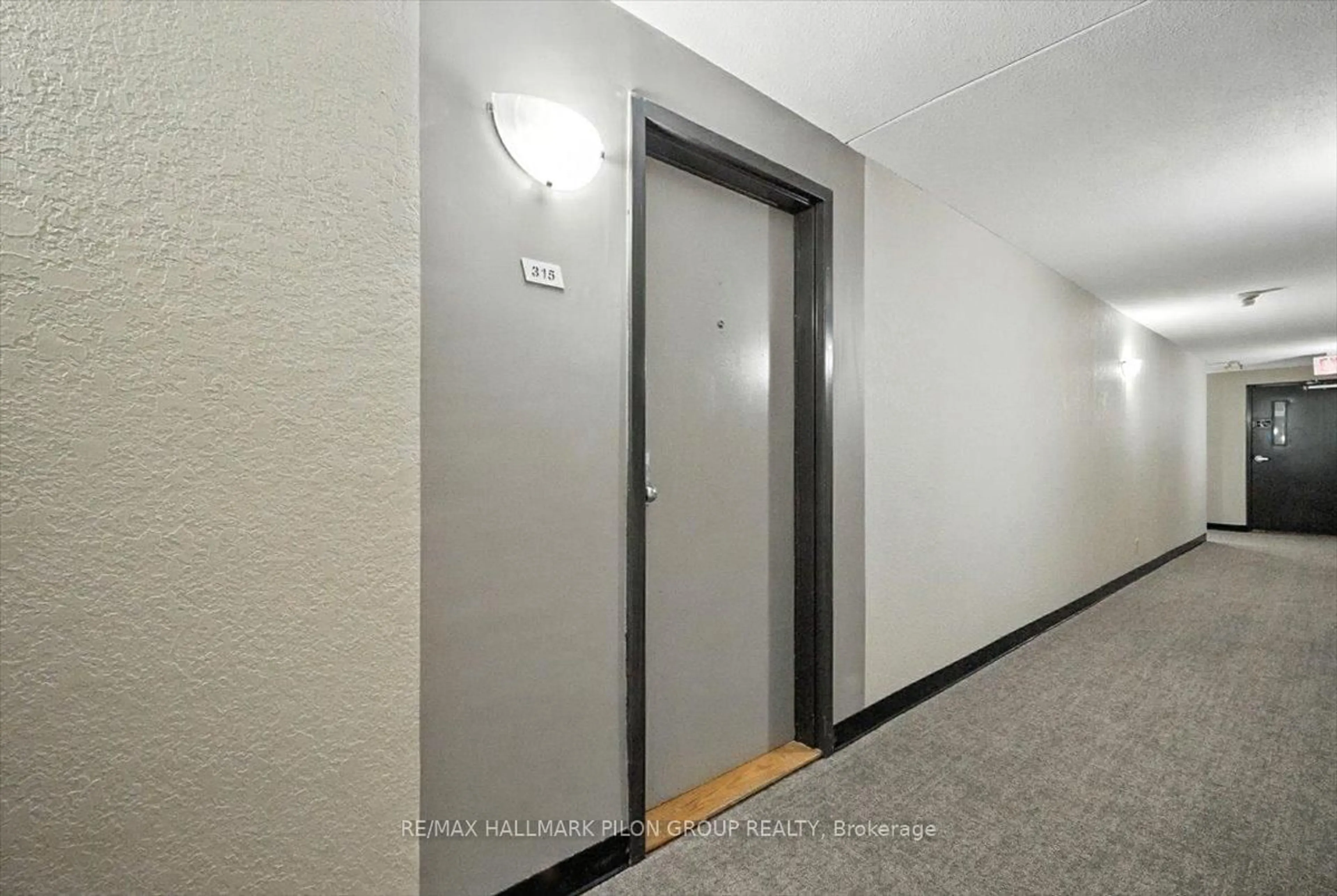 Indoor foyer for 6434 Bilberry Dr #315, Ottawa Ontario K1C 4P5