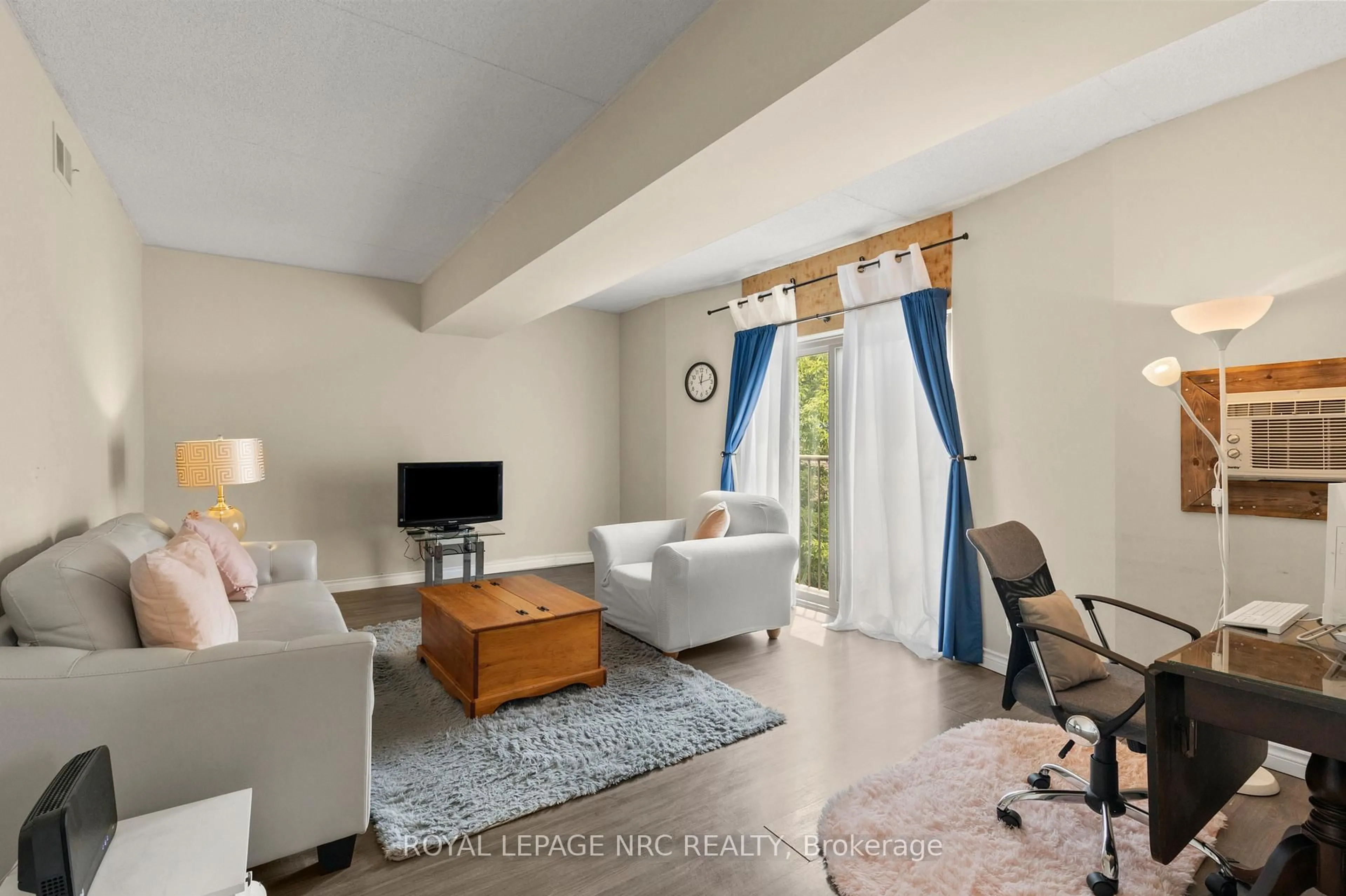 Living room with furniture, unknown for 4872 Valley Way #3, Niagara Falls Ontario L2E 1W3