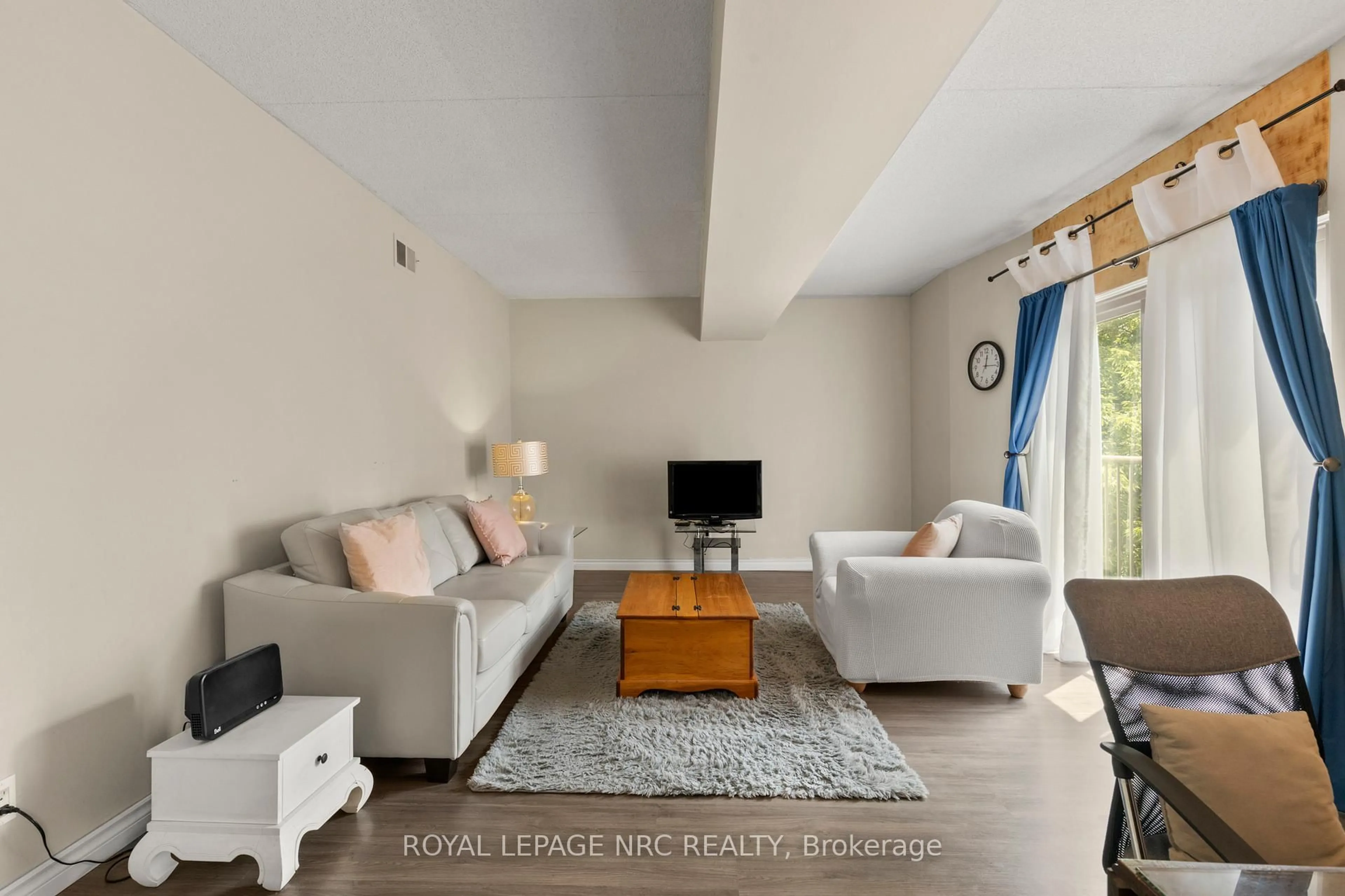 Living room with furniture, unknown for 4872 Valley Way #3, Niagara Falls Ontario L2E 1W3