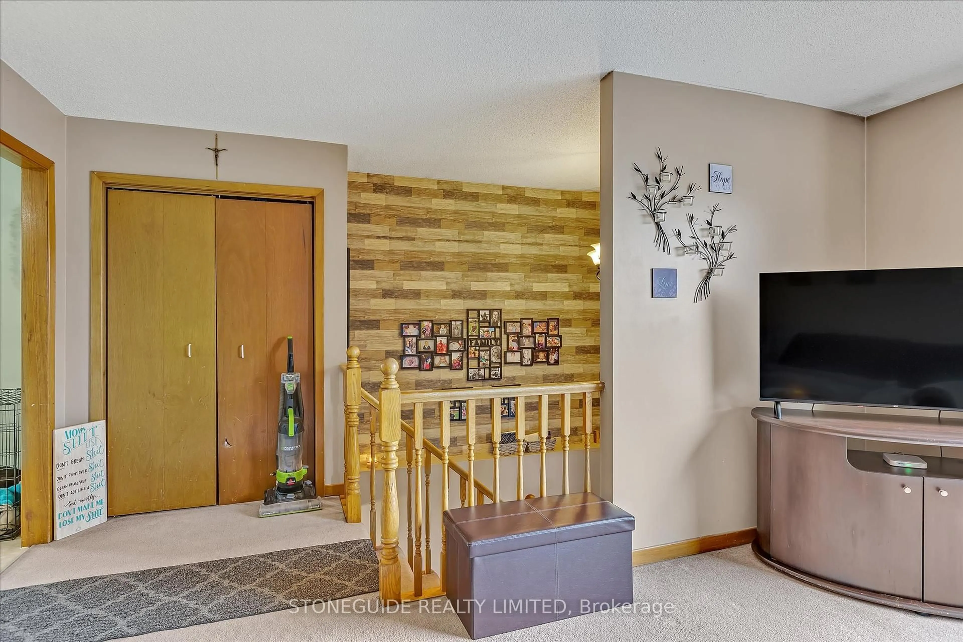 Indoor foyer for 2180 Easthill Dr, Peterborough Ontario K9L 1X3