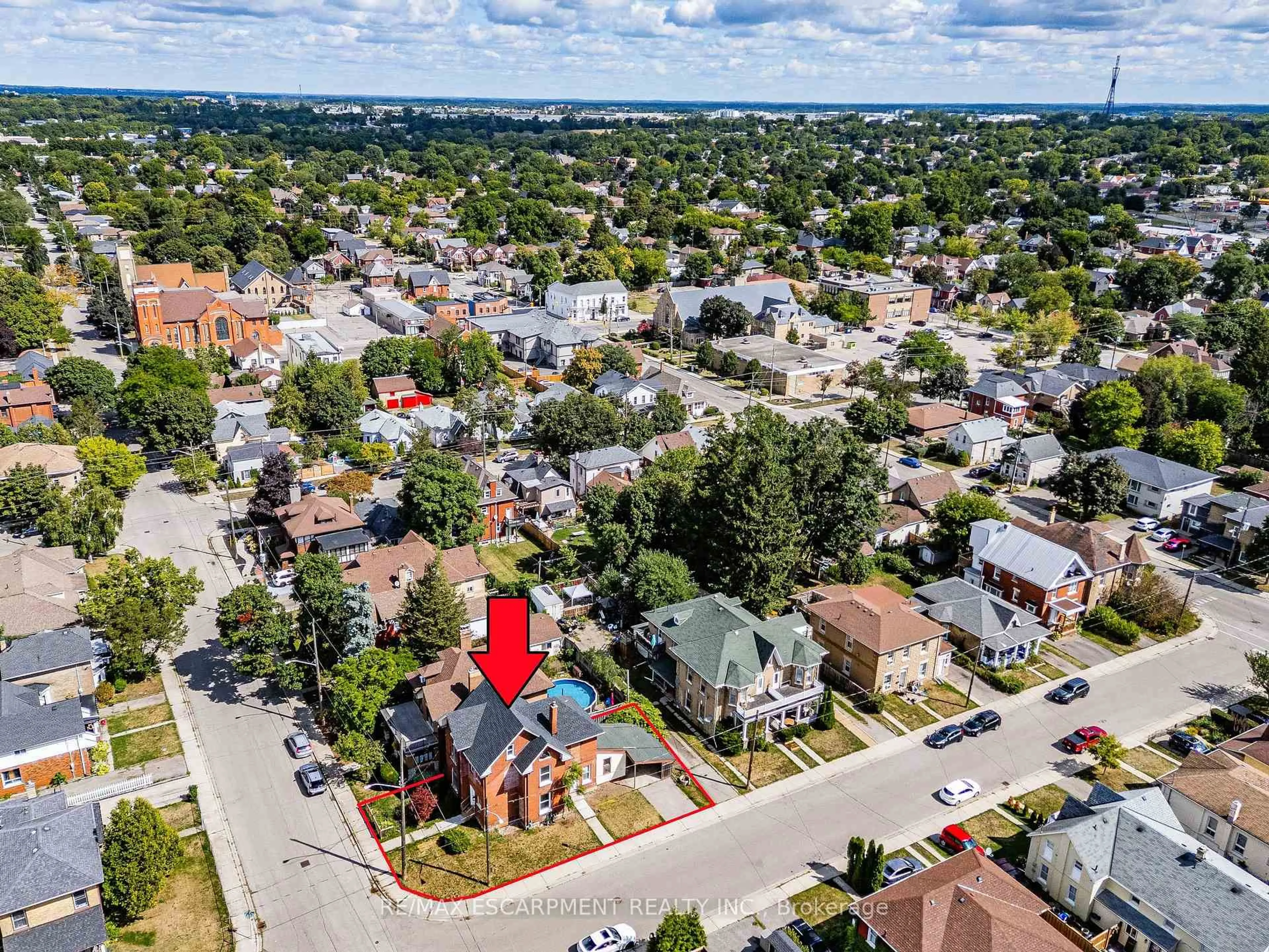 A pic from outside/outdoor area/front of a property/back of a property/a pic from drone, street for 35 Peel St, Brantford Ontario N3S 5L7