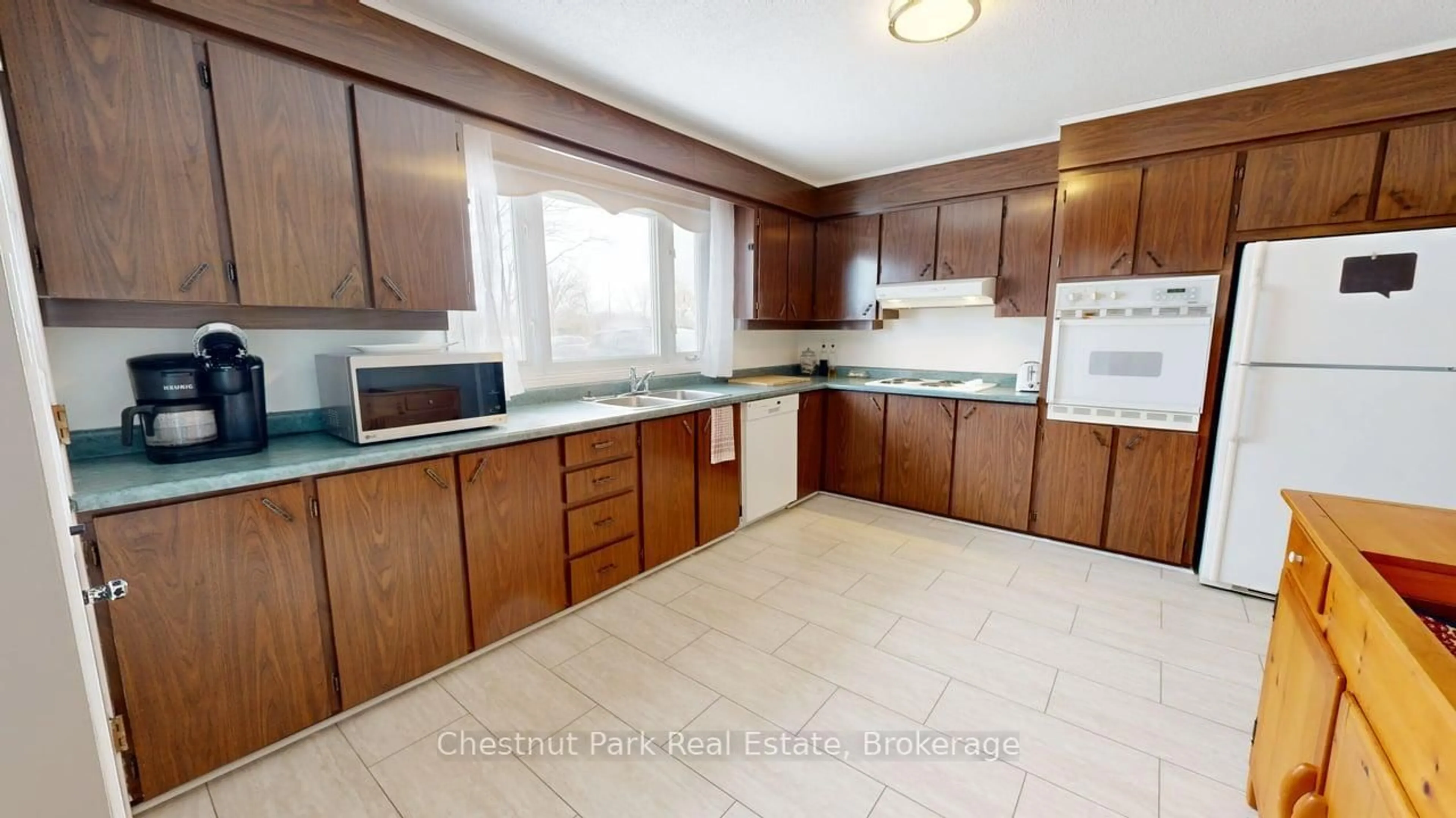 Standard kitchen, ceramic/tile floor for 381 HIGH St, Georgian Bay Ontario P0C 1H0