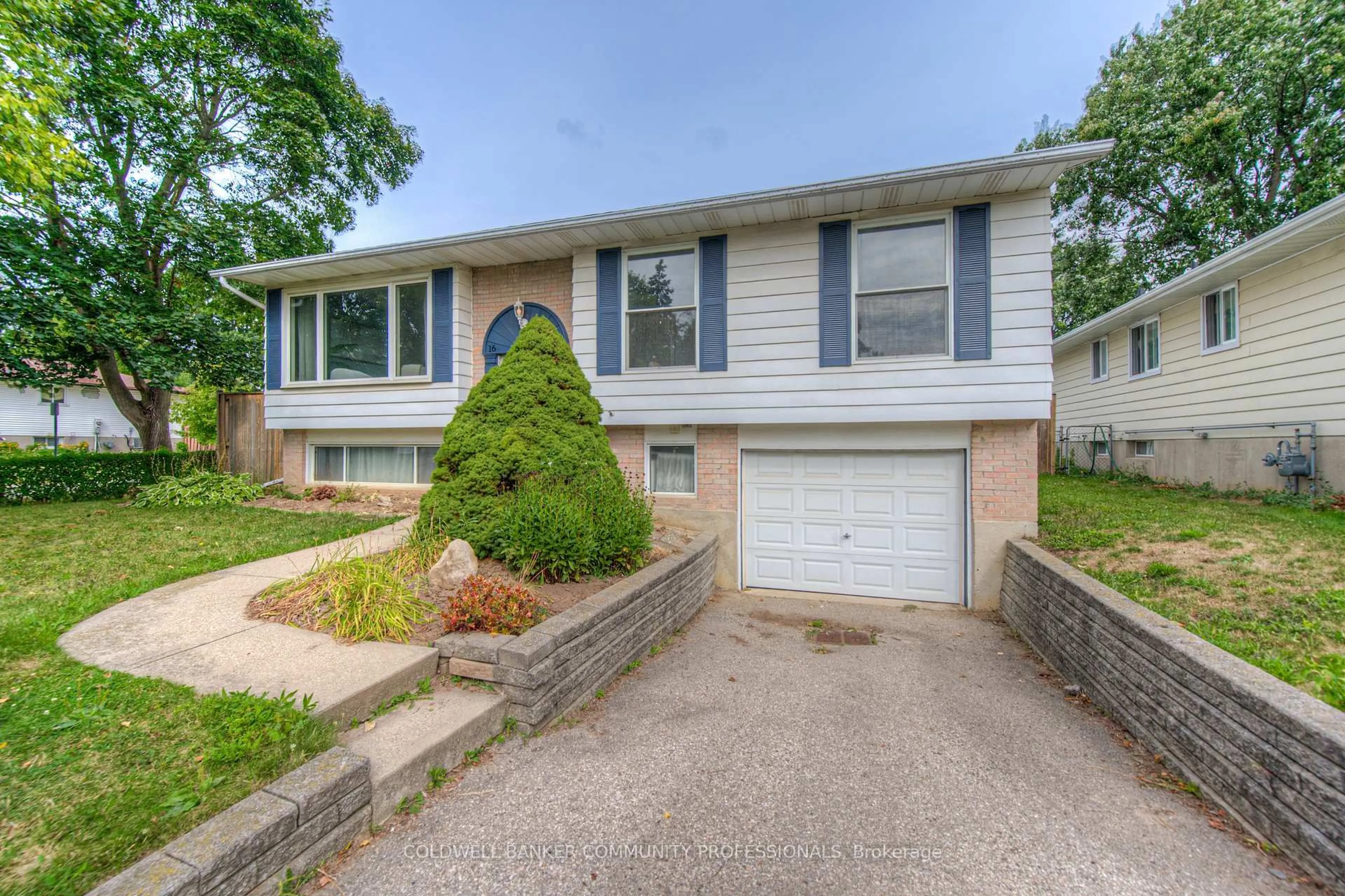 Home with vinyl exterior material, street for 16 Brisbane Blvd, Brant Ontario N3S 4L2
