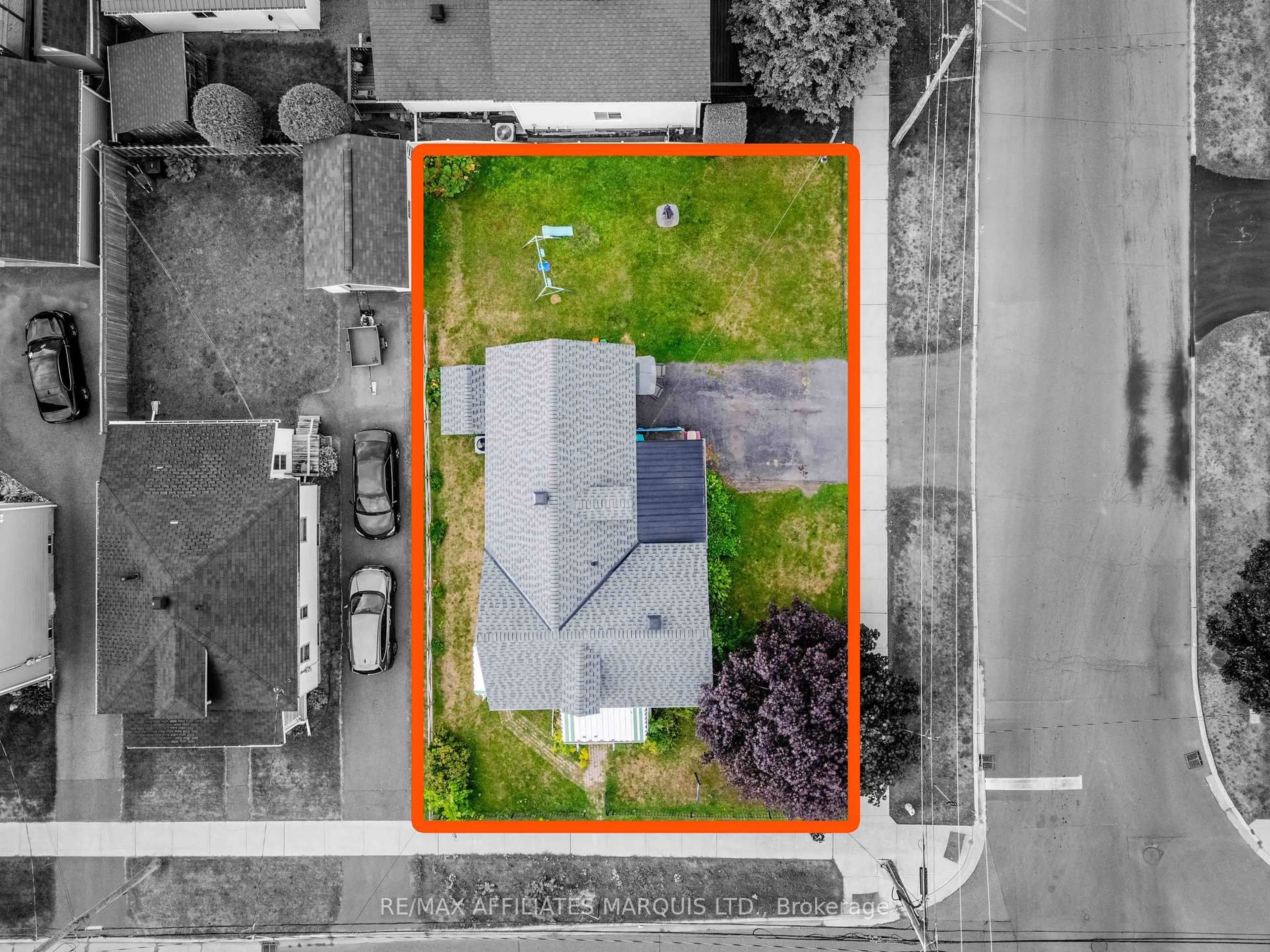A pic from outside/outdoor area/front of a property/back of a property/a pic from drone, street for 642 Marlborough St, Cornwall Ontario K6H 4B1