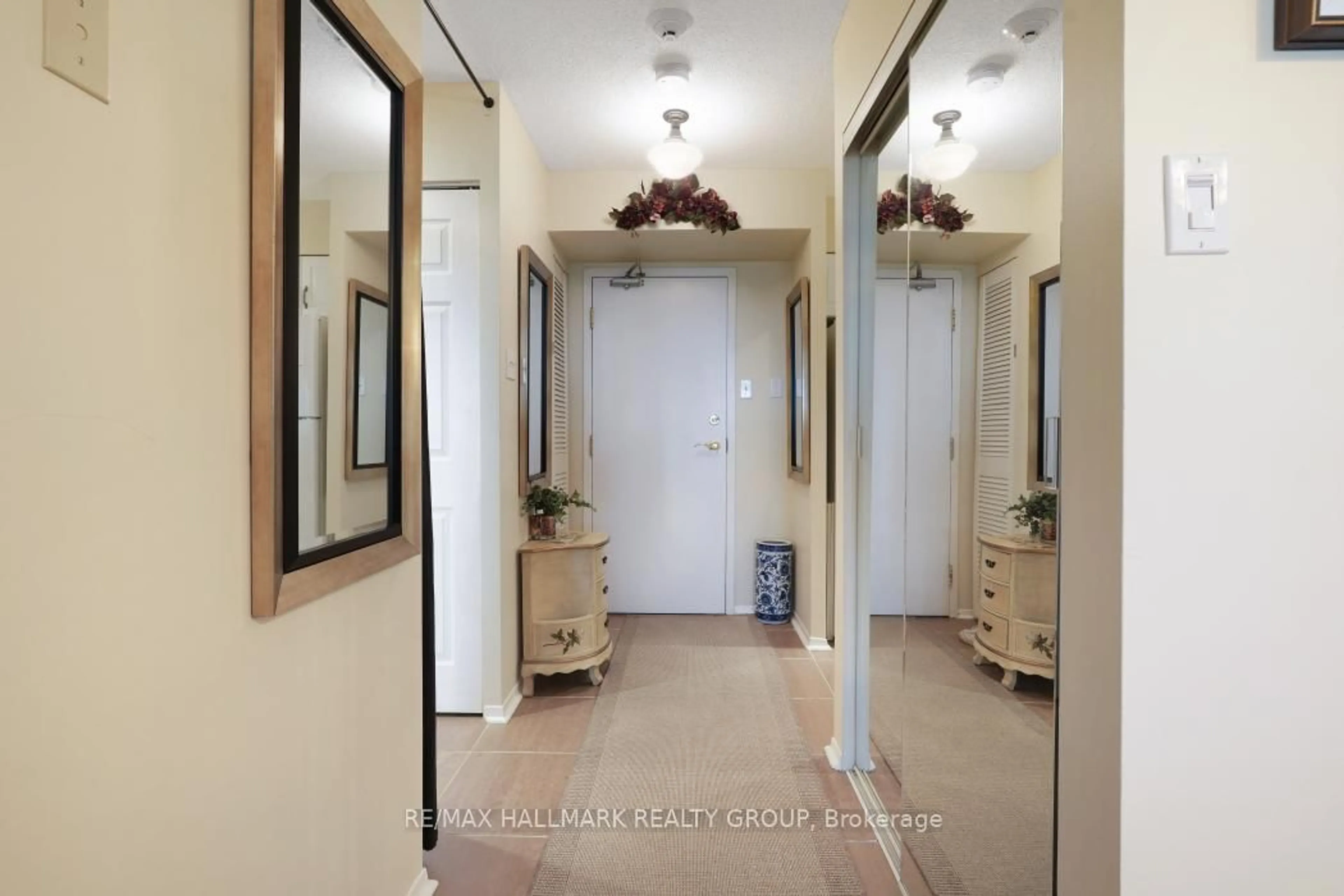 Indoor entryway for 545 St Laurent Blvd #1006, Ottawa Ontario K1K 4H9