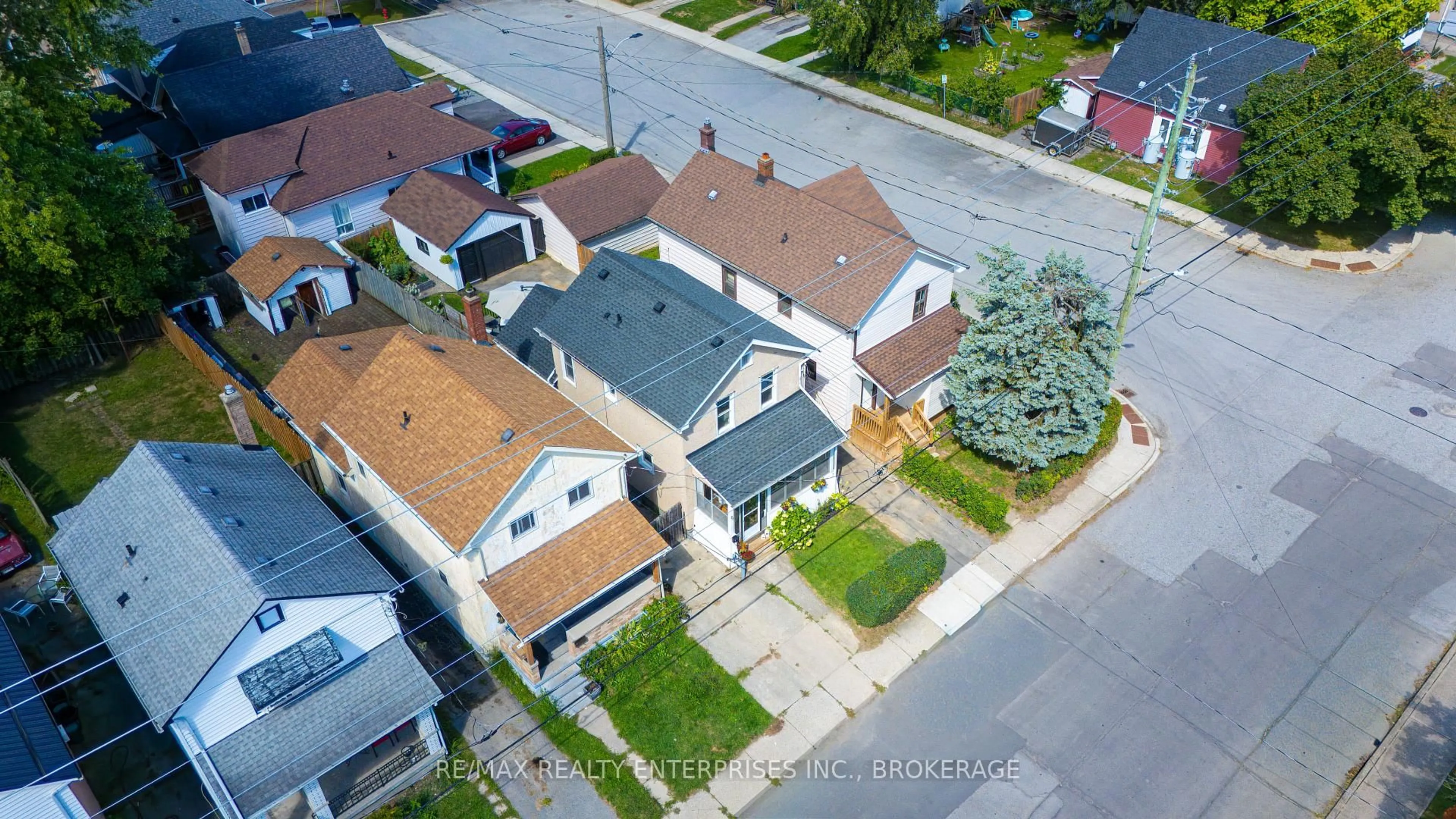 A pic from outside/outdoor area/front of a property/back of a property/a pic from drone, street for 75 Duncan St, Welland Ontario L3B 2C9