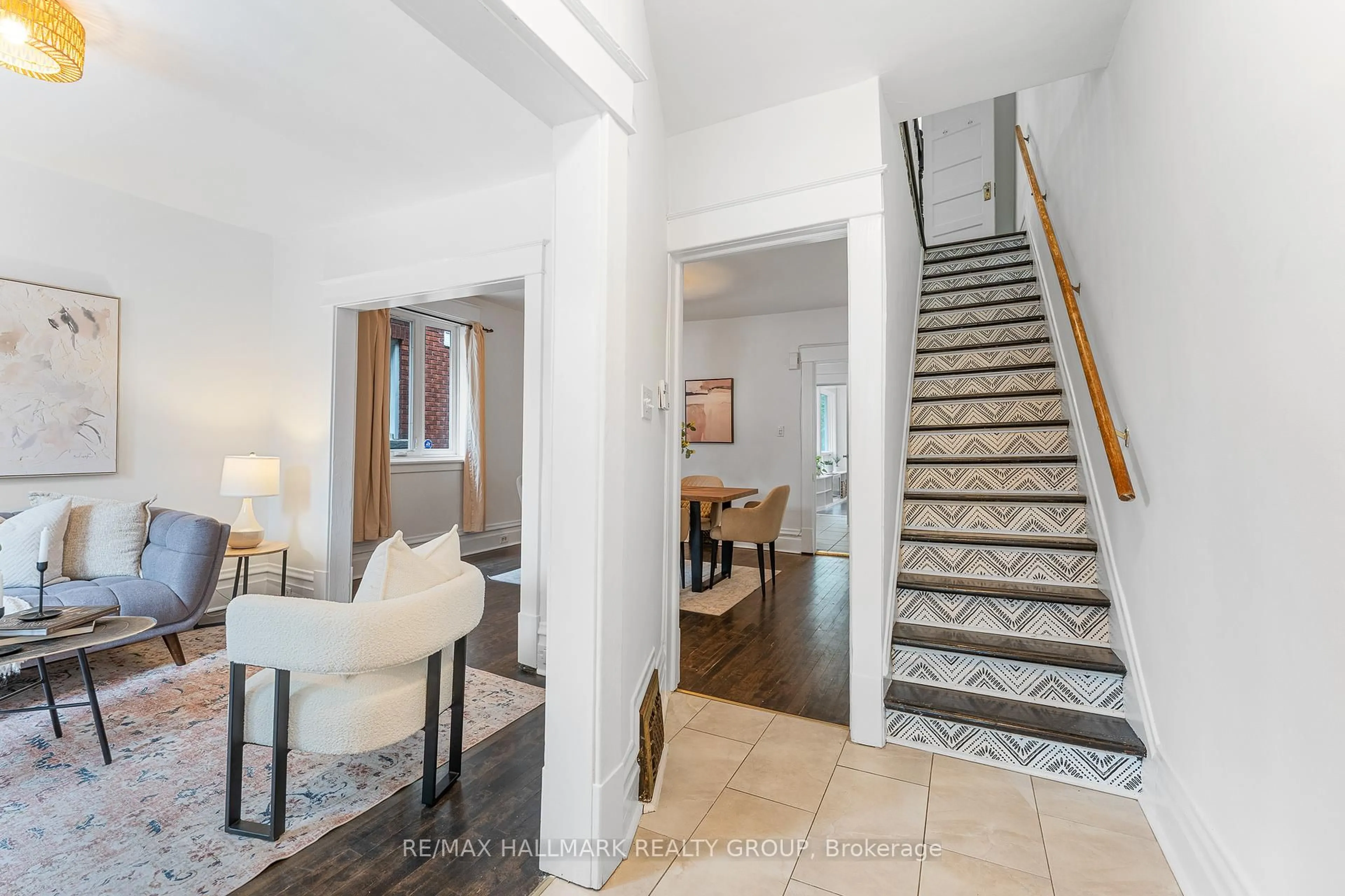 Indoor entryway for 494 Parkdale Ave, Ottawa Ontario K1Y 1H6
