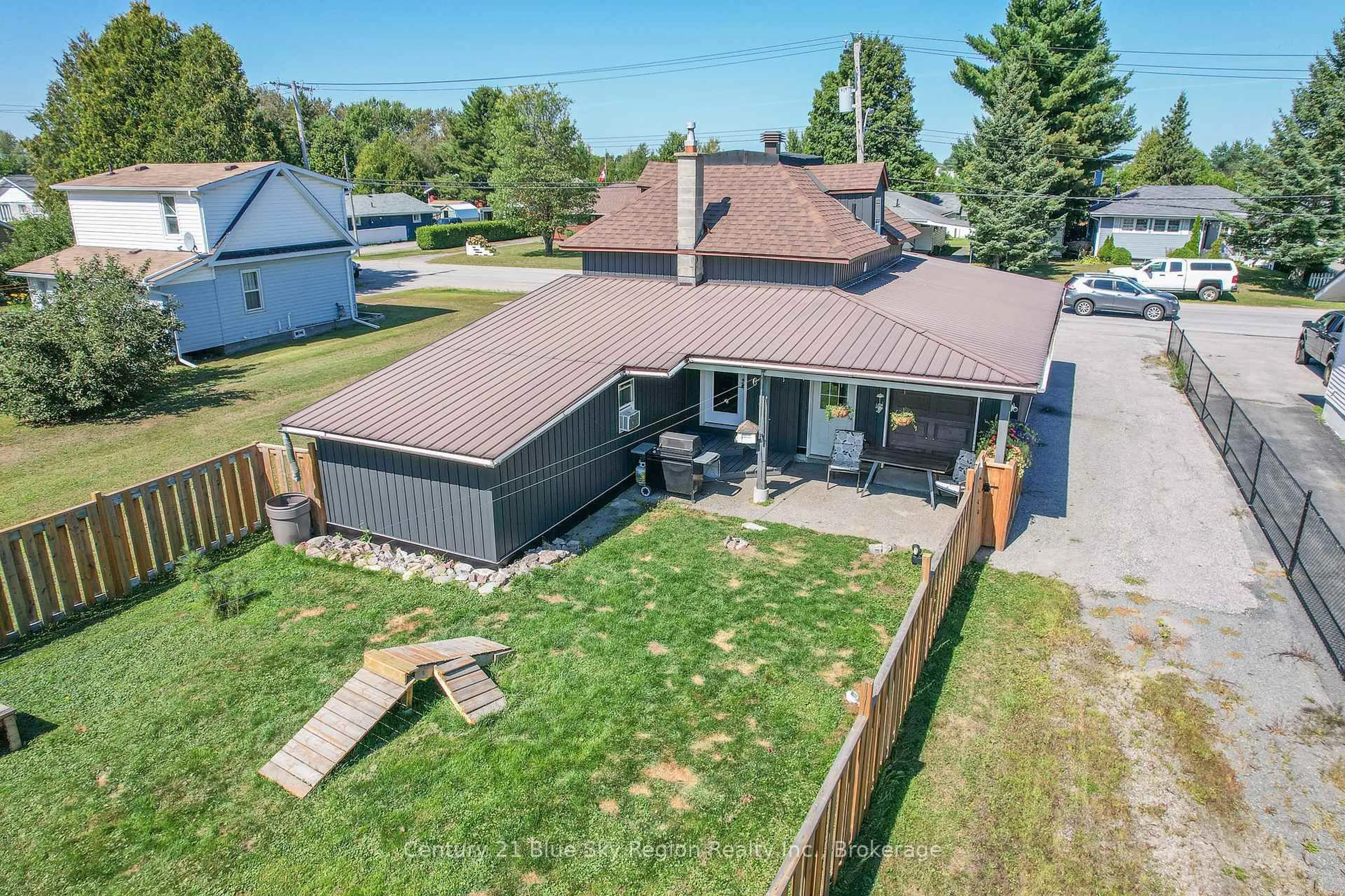 A pic from outside/outdoor area/front of a property/back of a property/a pic from drone, street for 262 Salter St, West Nipissing Ontario P2B 3B7