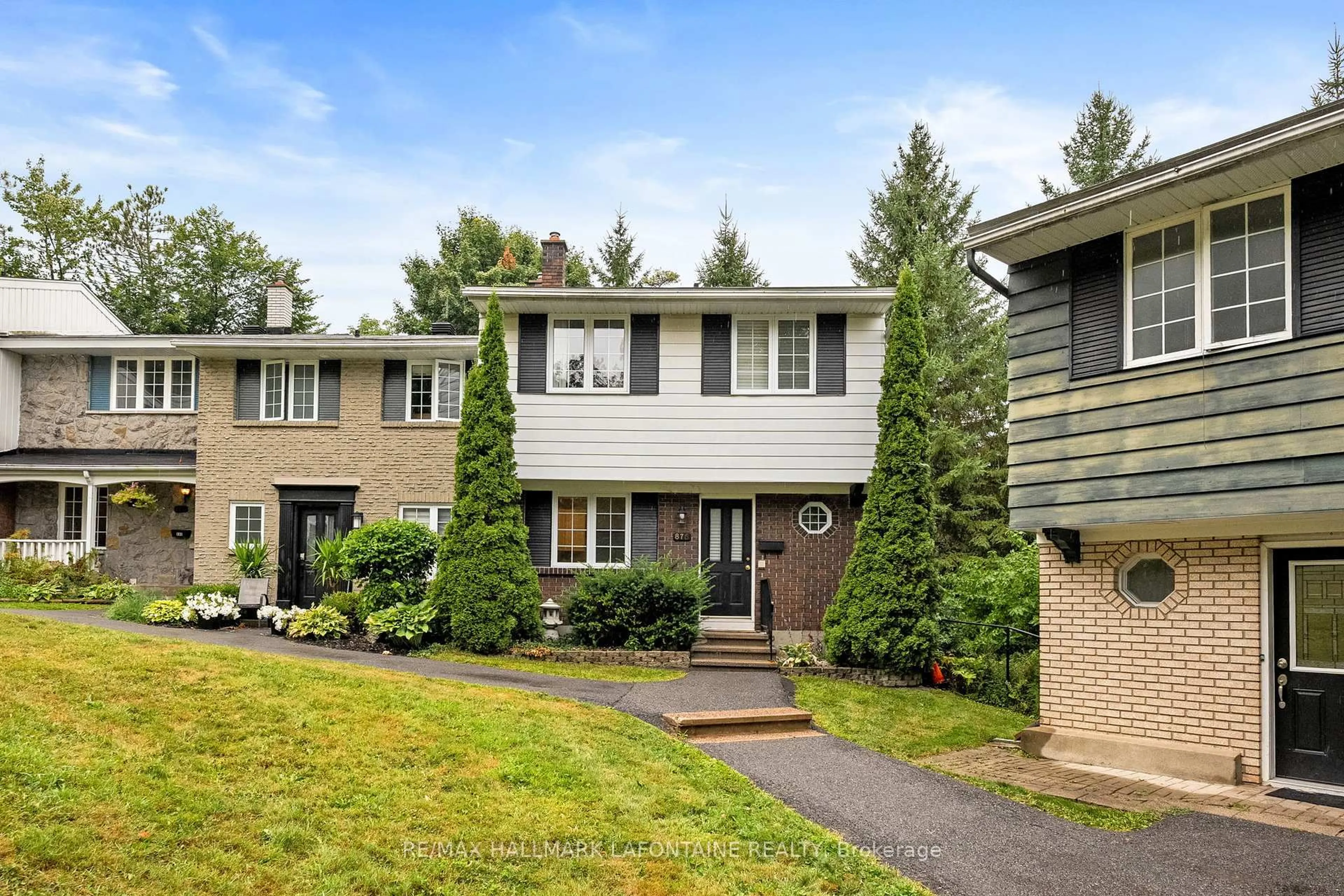 Home with vinyl exterior material, street for 876 Walkley Rd, Ottawa Ontario K1V 6R5