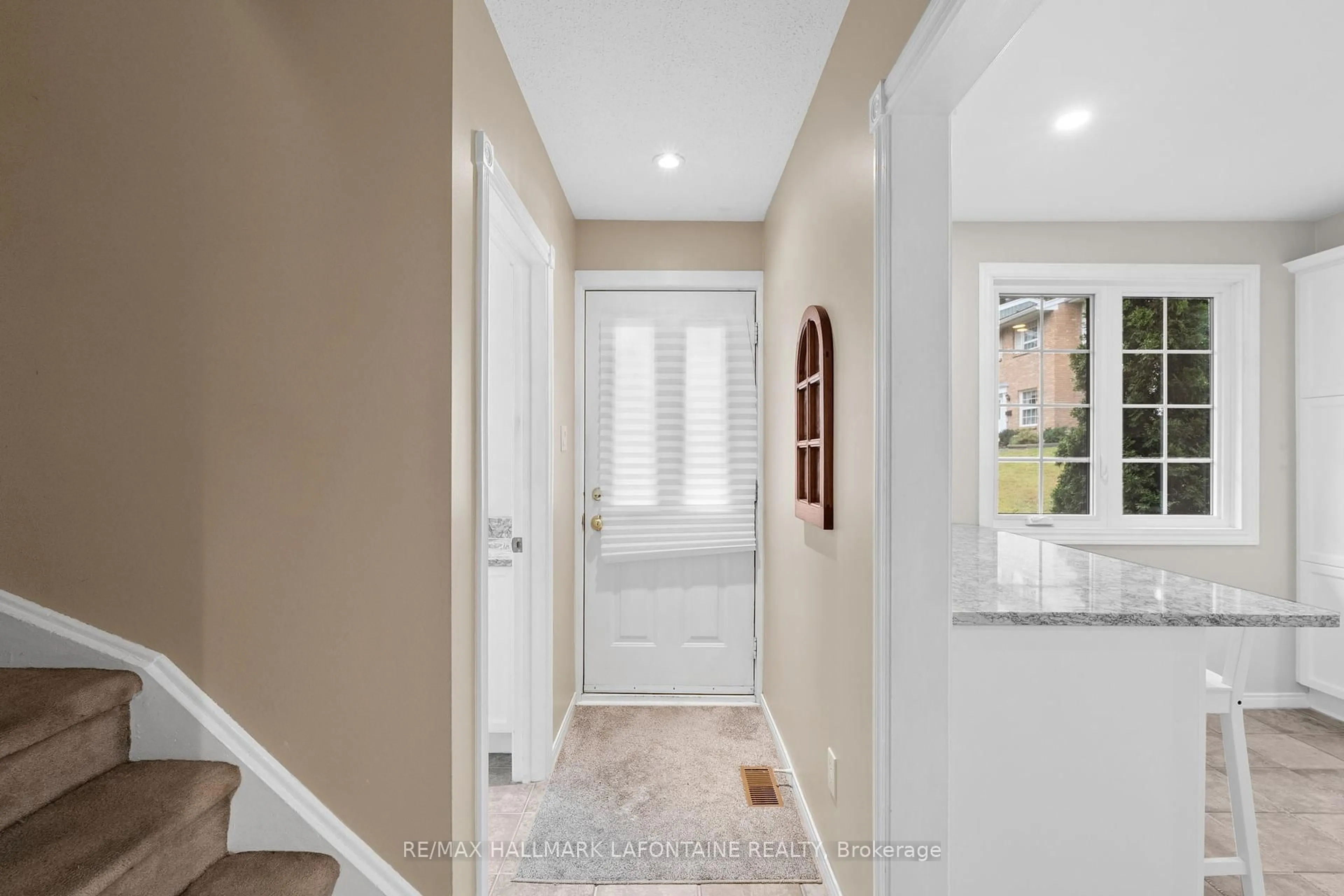 Indoor entryway for 876 Walkley Rd, Ottawa Ontario K1V 6R5
