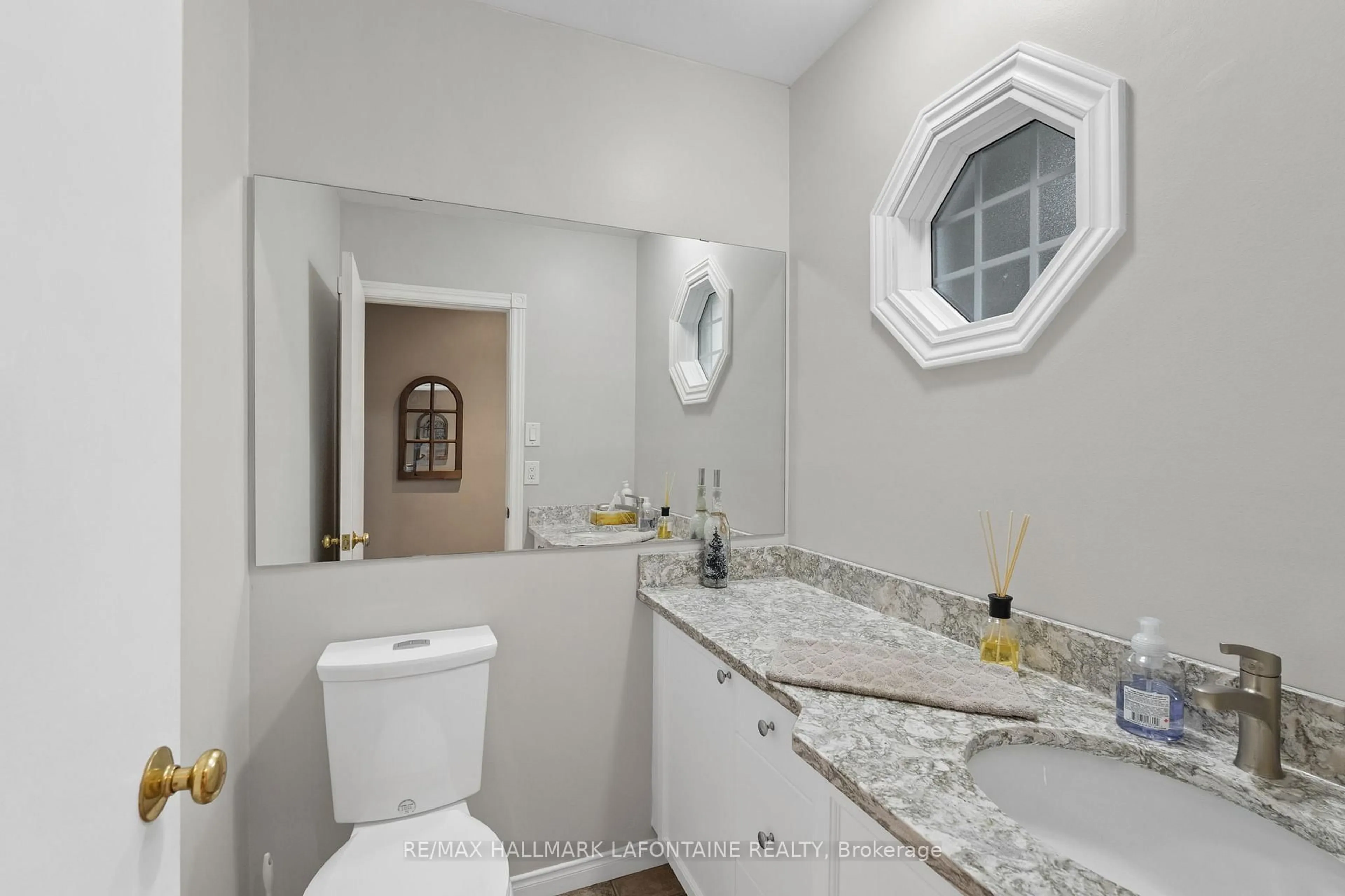 Standard bathroom, ceramic/tile floor for 876 Walkley Rd, Ottawa Ontario K1V 6R5