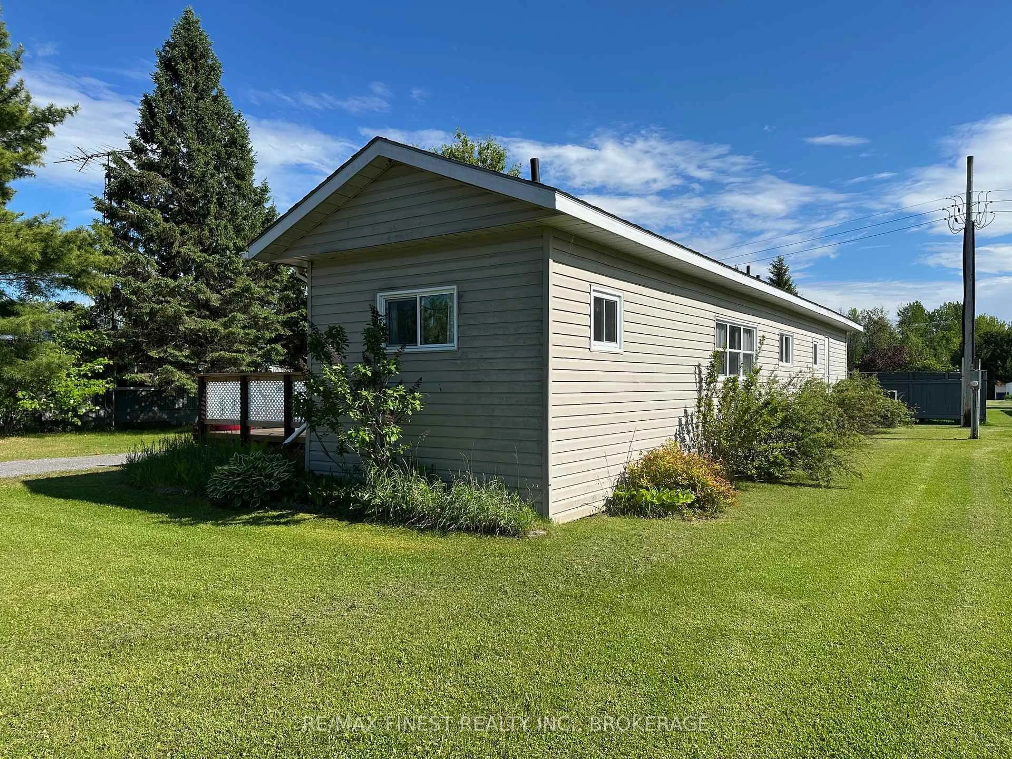 Home with vinyl exterior material, water/lake/river/ocean view for 4425 Front St, Verona Ontario K0H 2W0