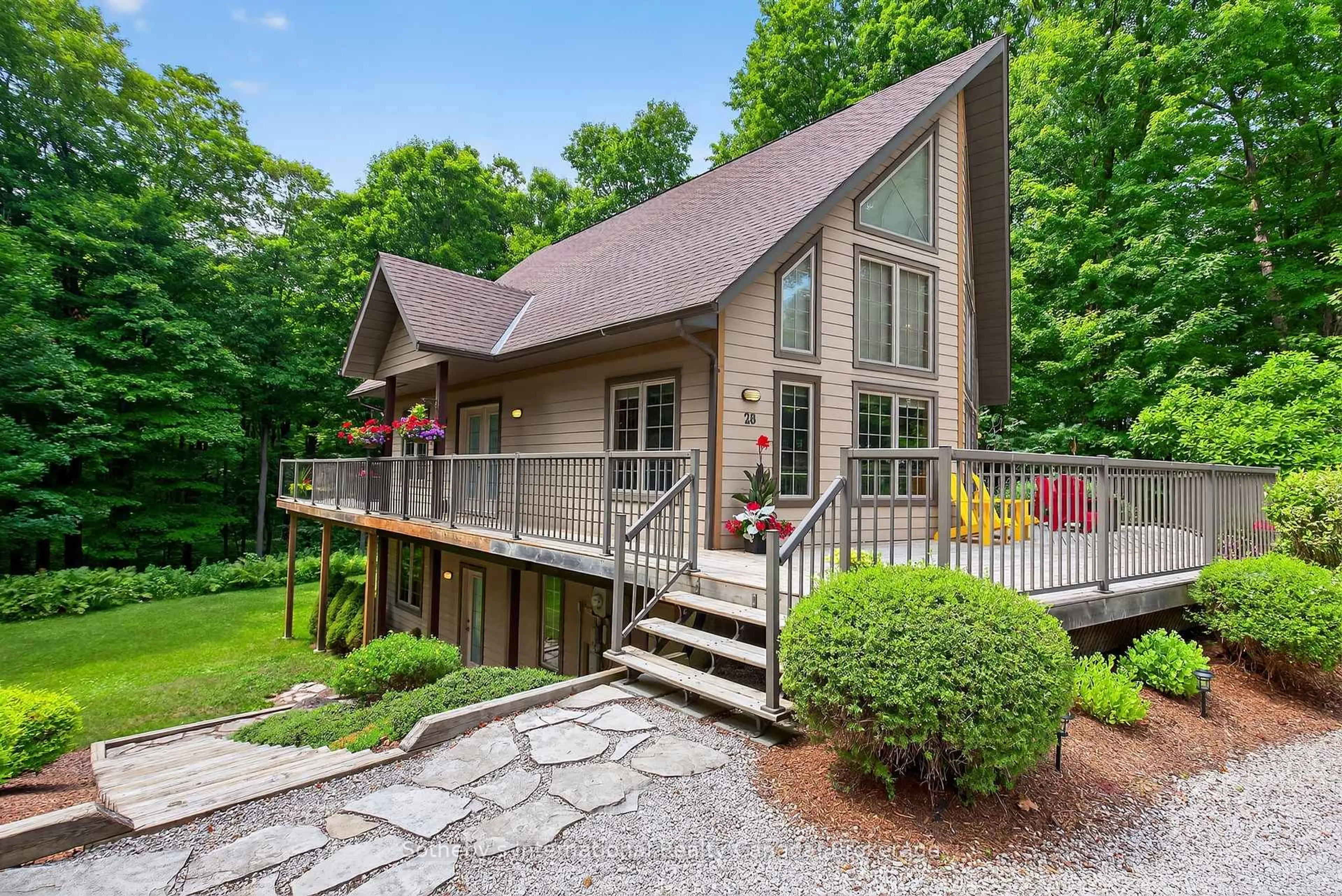 Home with vinyl exterior material, mountain view for 28 Big Tree Circ, Mulmur Ontario L9V 3M3