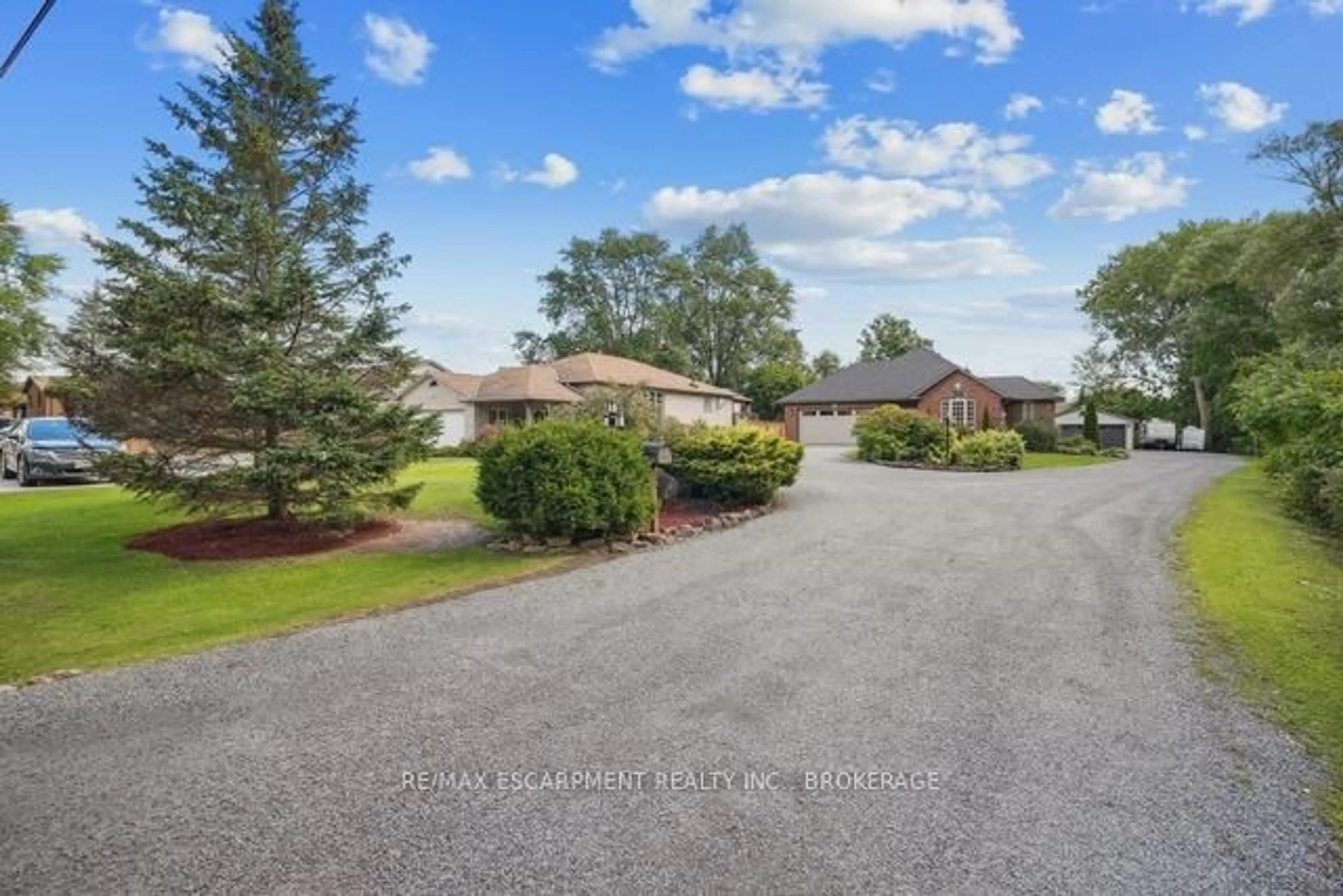 A pic from outside/outdoor area/front of a property/back of a property/a pic from drone, water/lake/river/ocean view for 440 SOUTH PELHAM Rd, Welland Ontario L3C 3C6