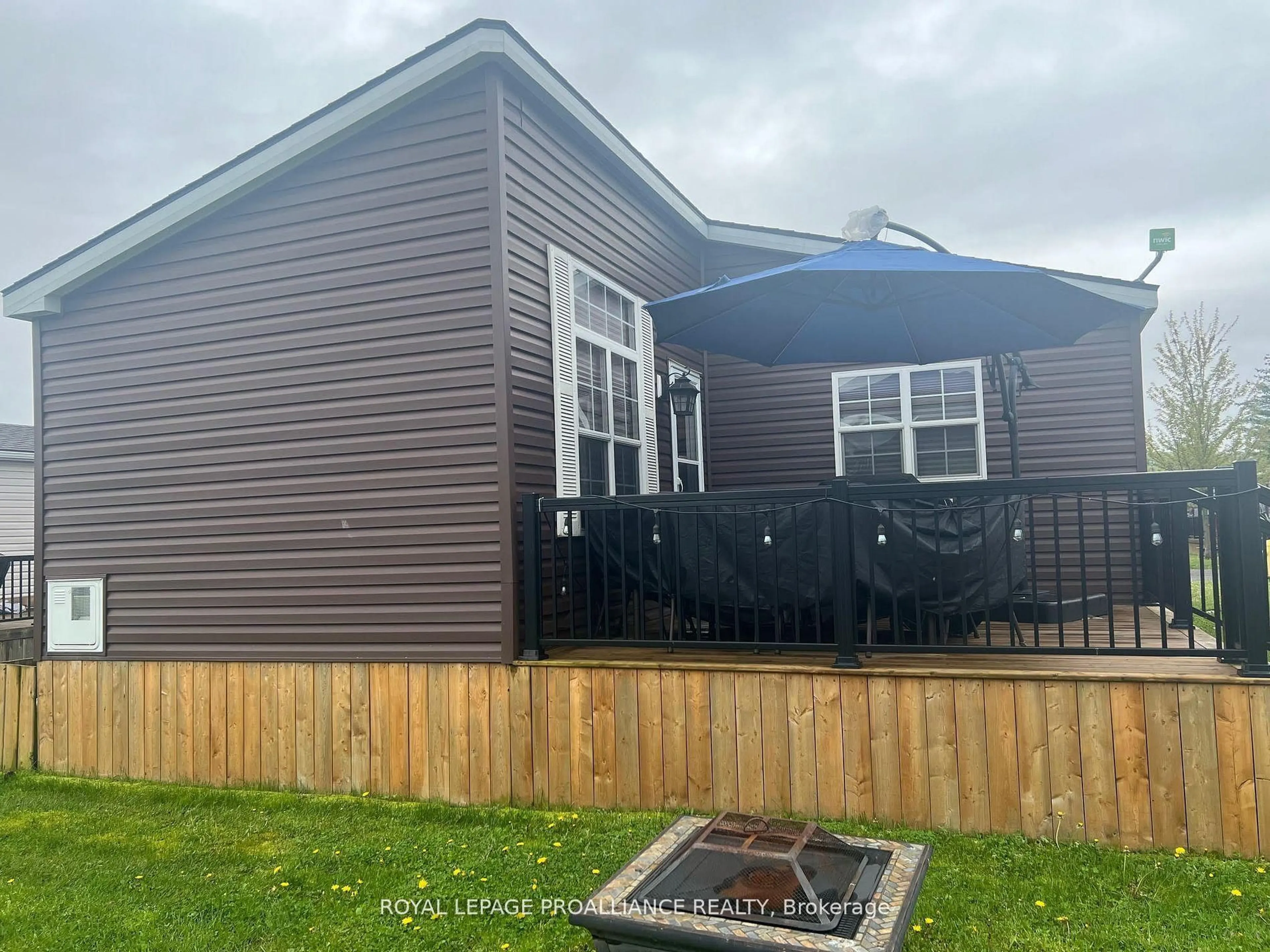 A pic from outside/outdoor area/front of a property/back of a property/a pic from drone, unknown for 1501 Line 8 Rd #218, Niagara-on-the-Lake Ontario L0S 1L0