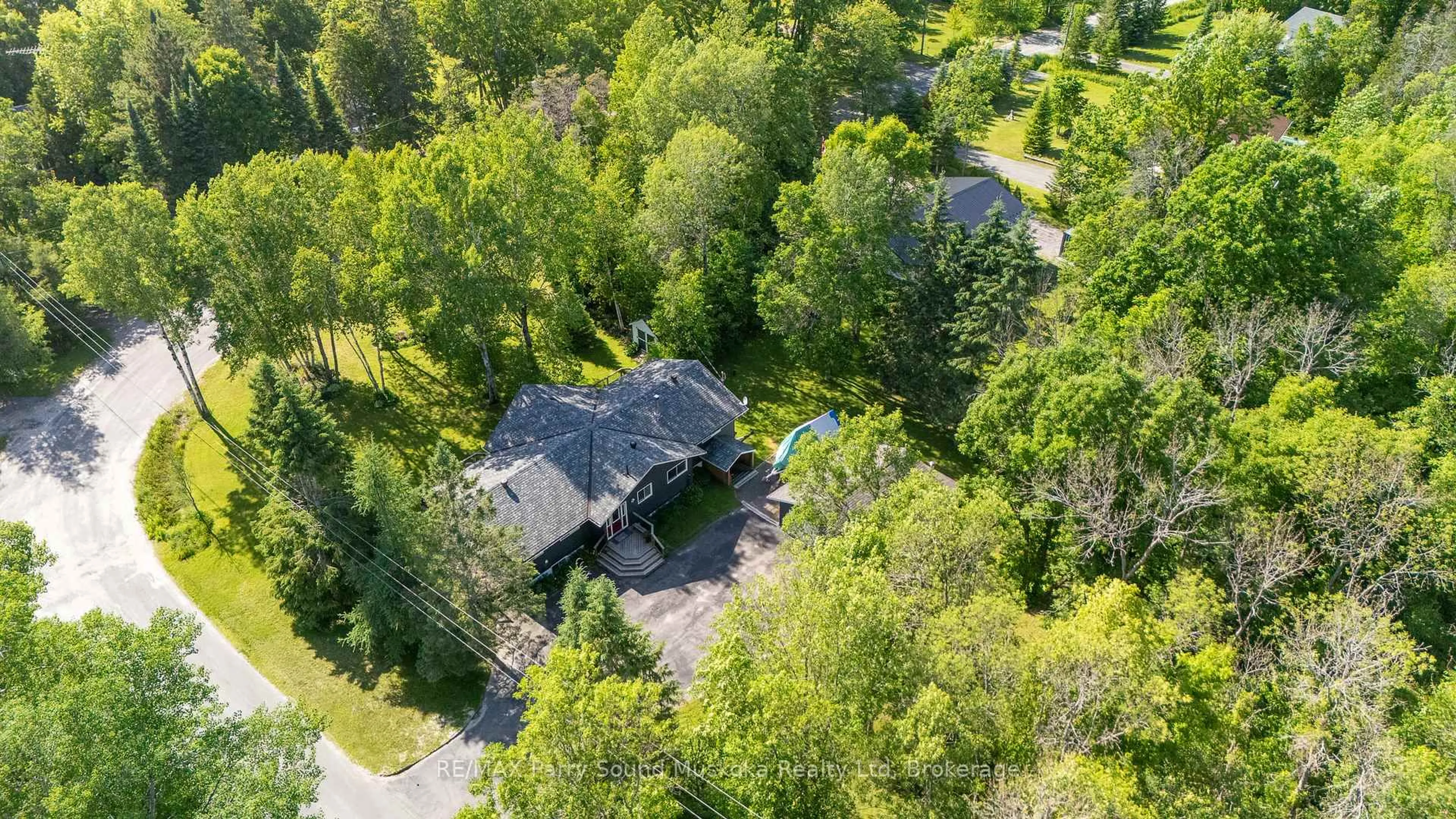 A pic from outside/outdoor area/front of a property/back of a property/a pic from drone, street for 36 Maple St, Seguin Ontario P0C 1J0