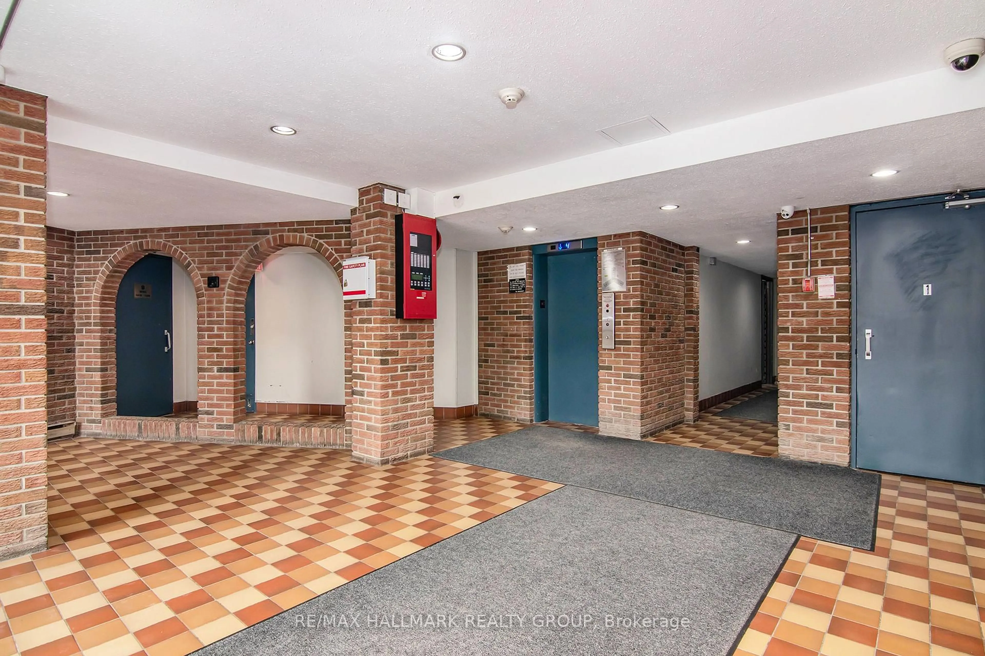 Indoor foyer for 2041 Arrowsmith Dr. Dr #203C, Ottawa Ontario K1J 7V7