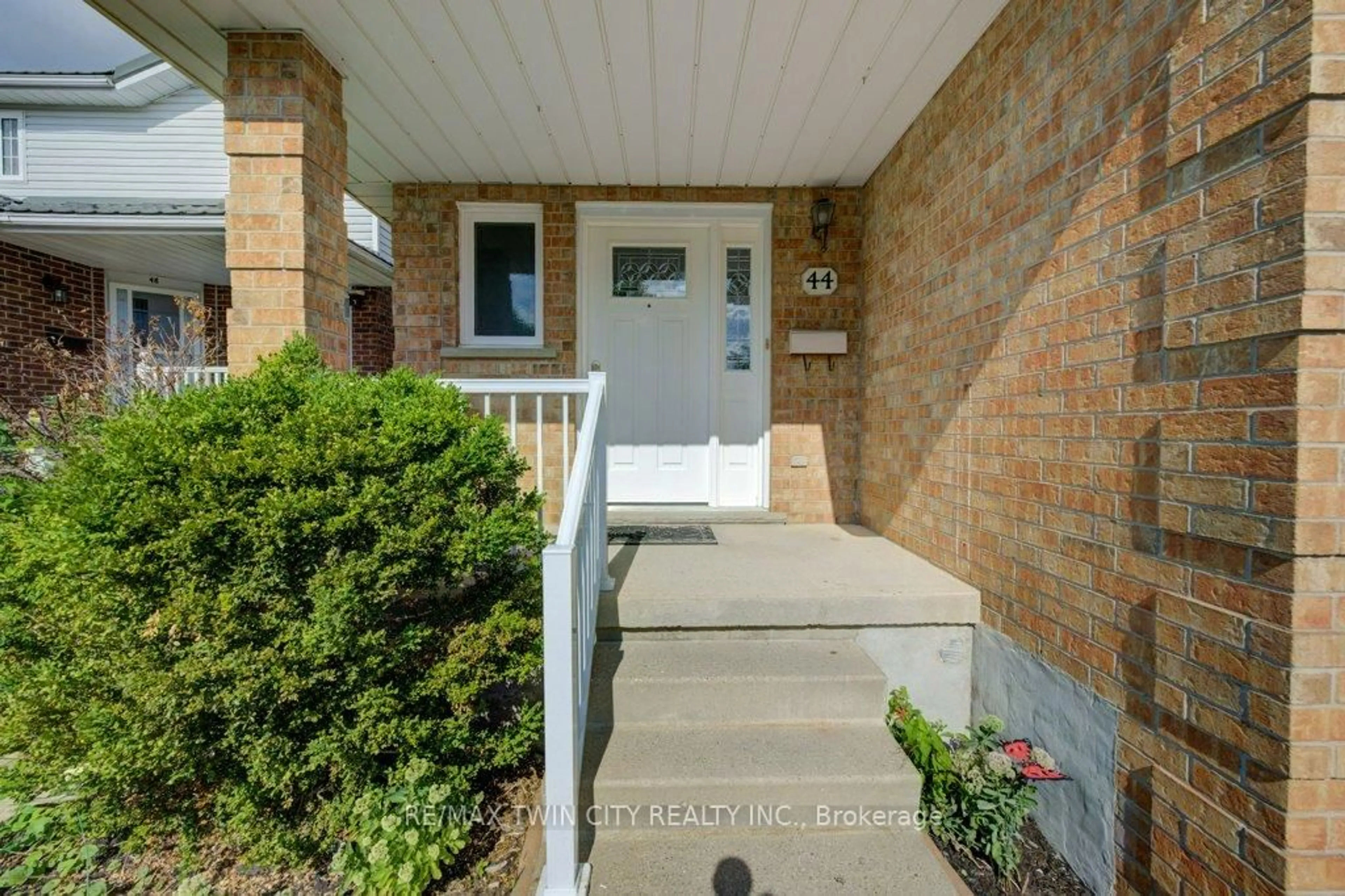 Indoor entryway for 44 Northmanor Cres, Kitchener Ontario N2N 3C2