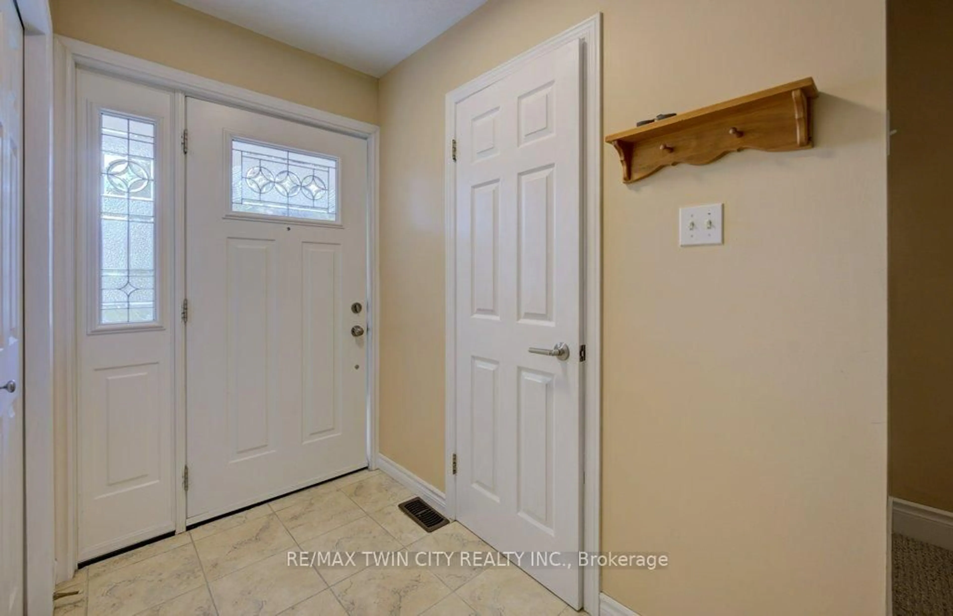 Indoor entryway for 44 Northmanor Cres, Kitchener Ontario N2N 3C2