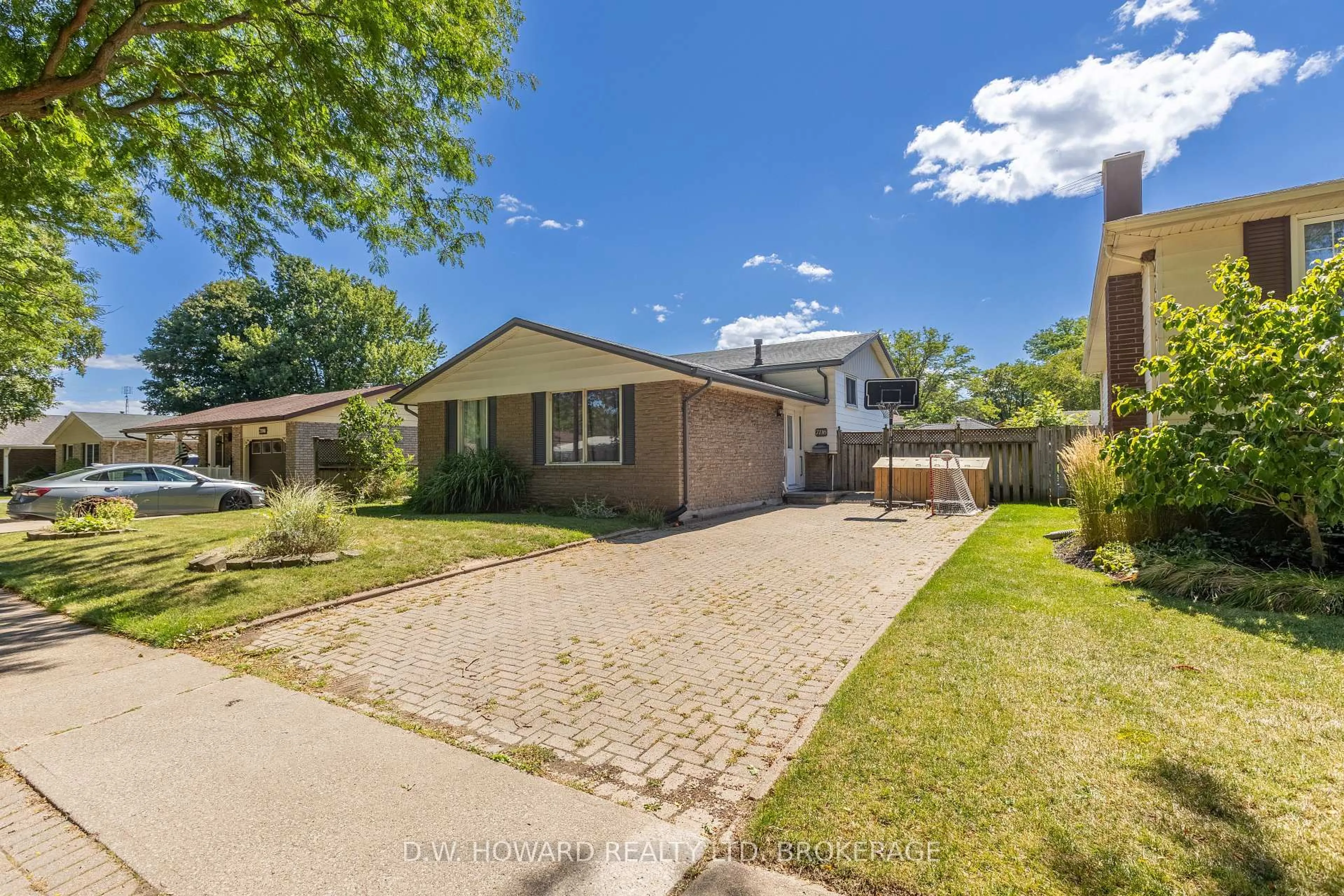 A pic from outside/outdoor area/front of a property/back of a property/a pic from drone, street for 7116 Harriman St, Niagara Falls Ontario L2J 3S2