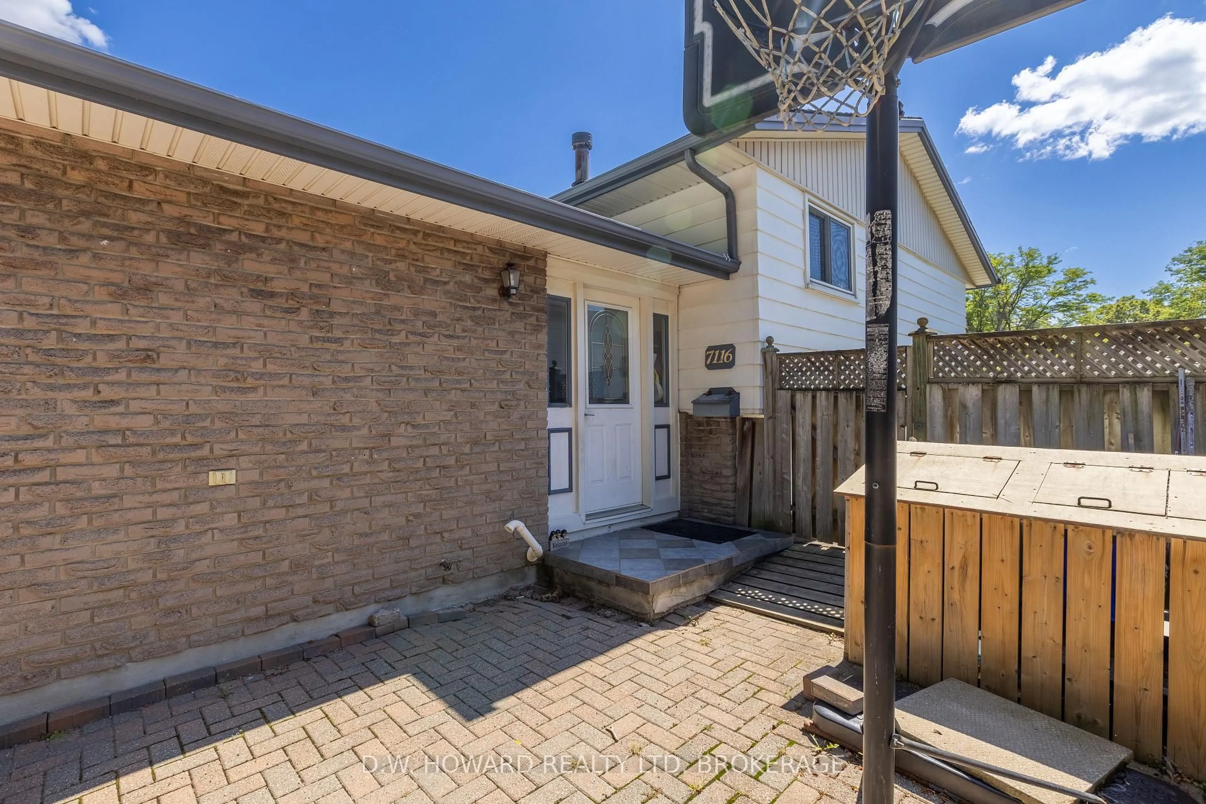 Patio, street for 7116 Harriman St, Niagara Falls Ontario L2J 3S2