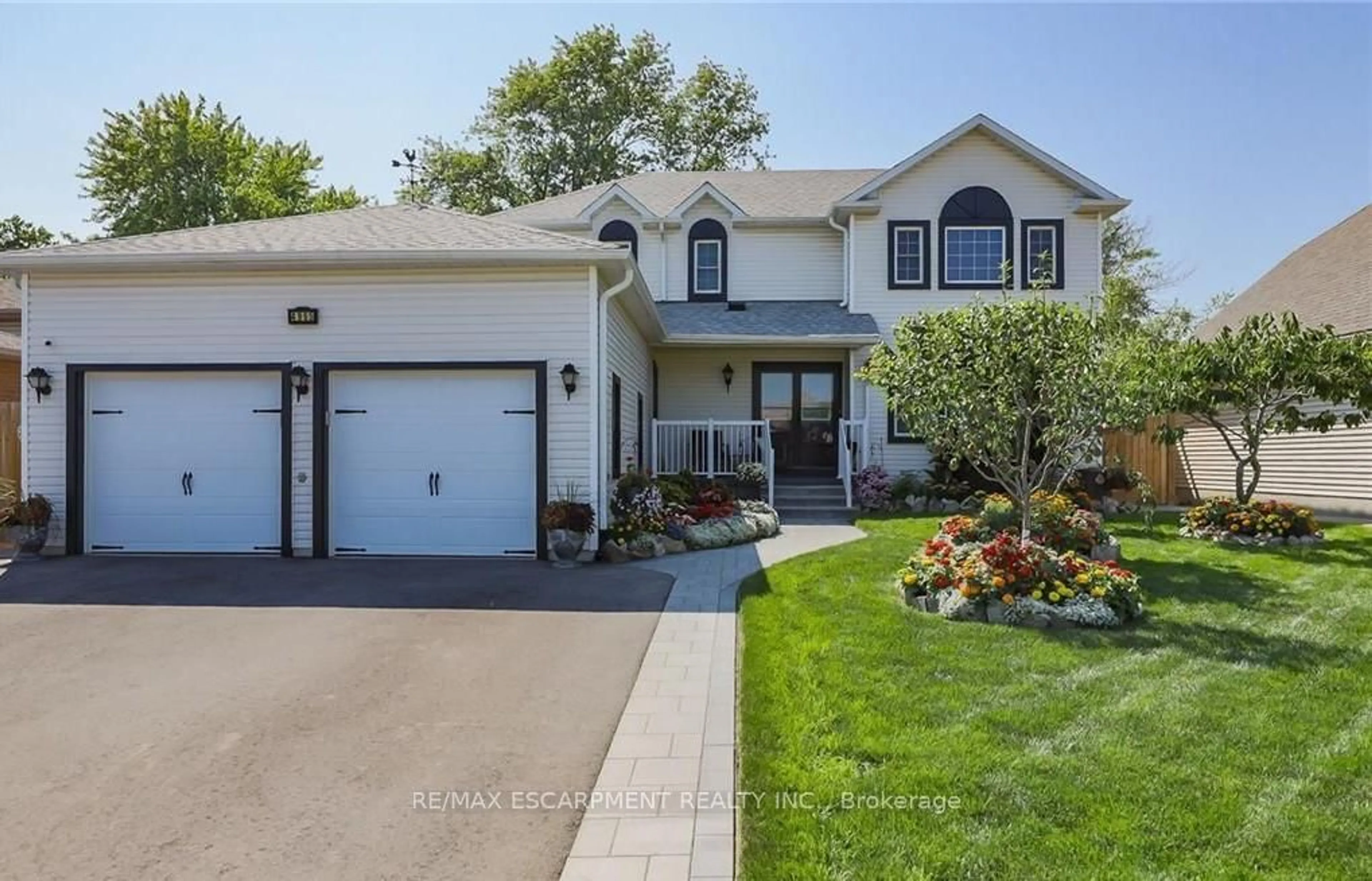 Home with vinyl exterior material, street for 4965 Alexandra Ave, Lincoln Ontario L3J 0C9