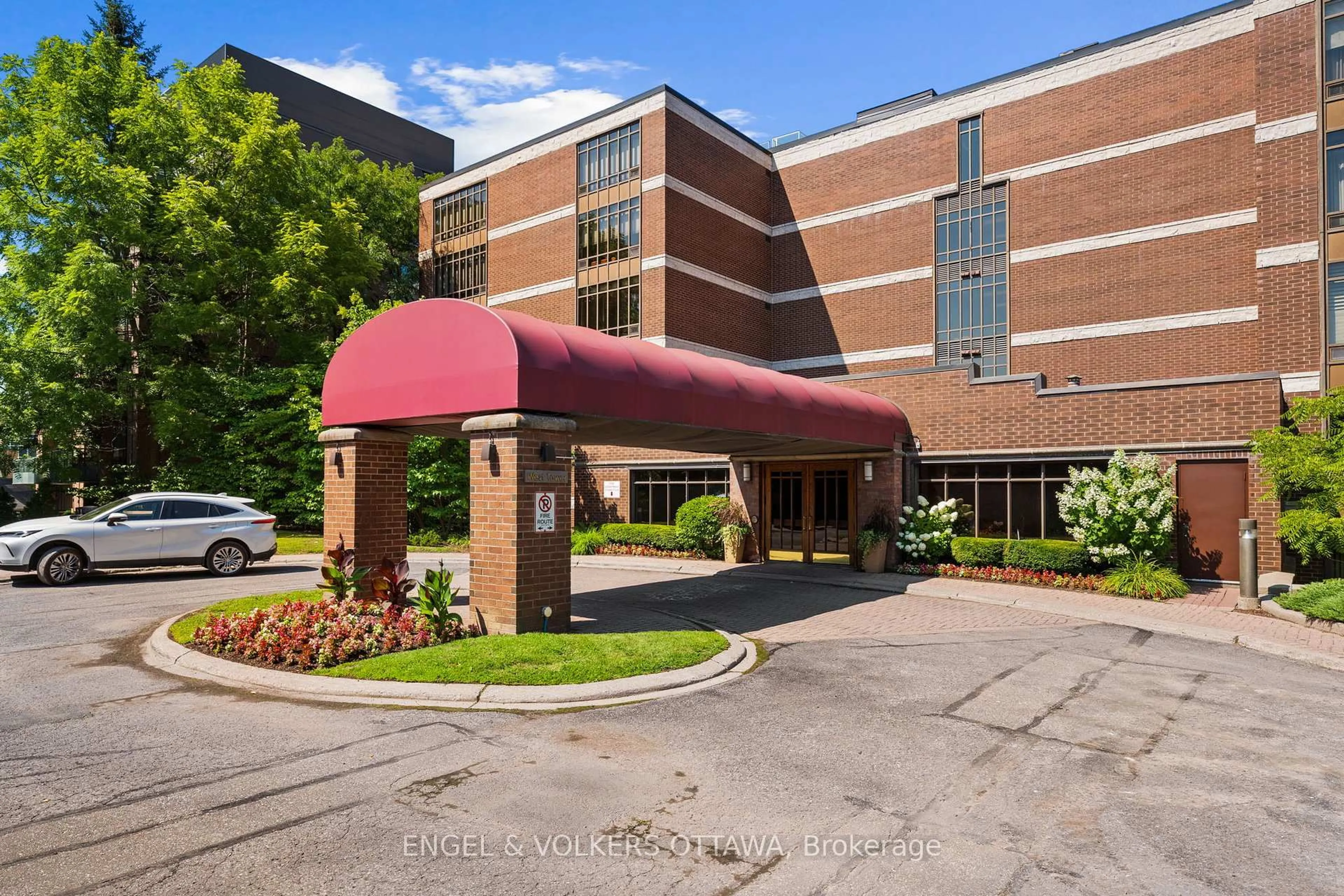 Indoor foyer for 111 Echo Dr #406, Ottawa Ontario K1S 5K8