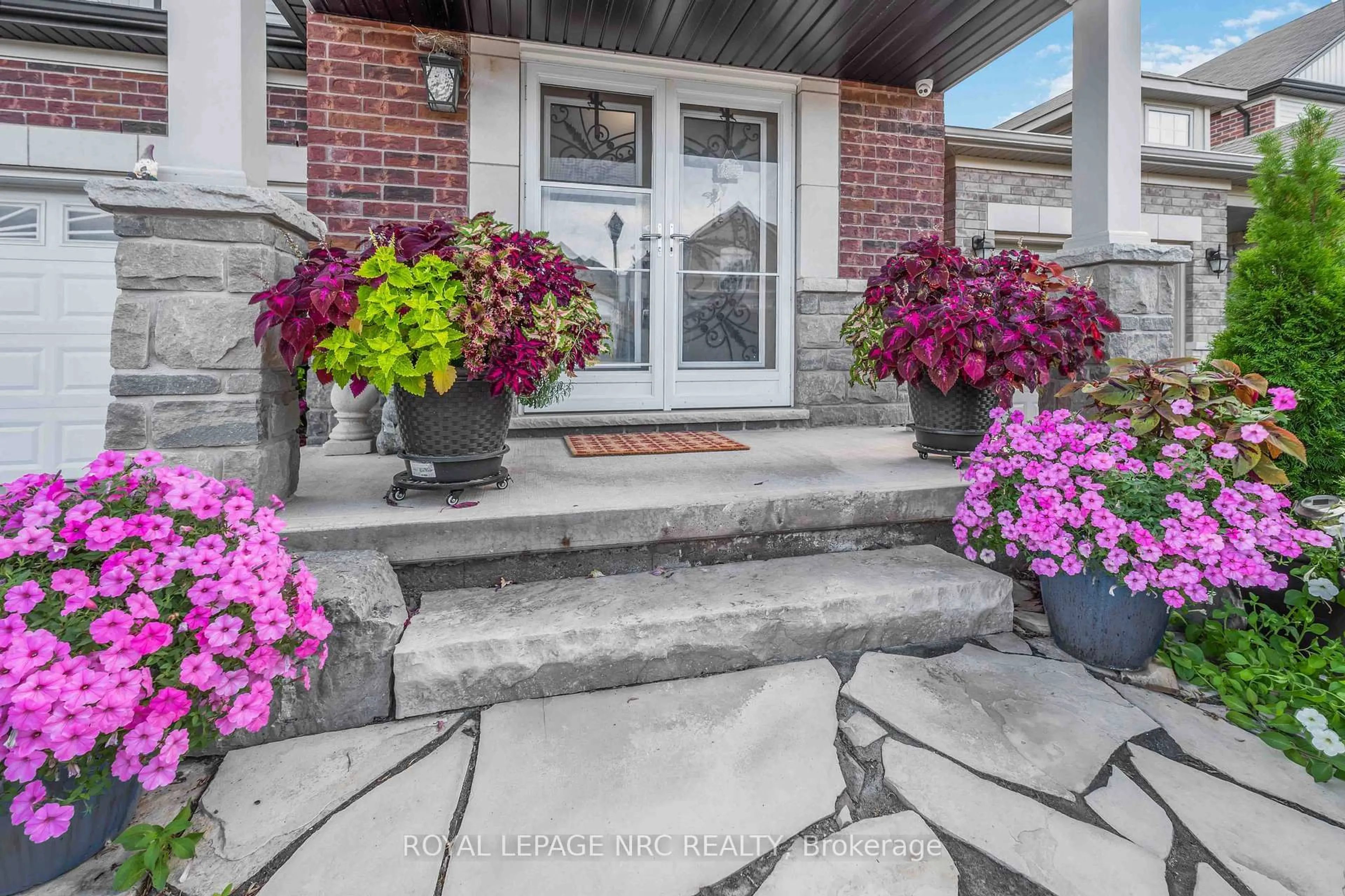 Indoor entryway for 77 Avery Cres #10, St. Catharines Ontario L2P 0E5