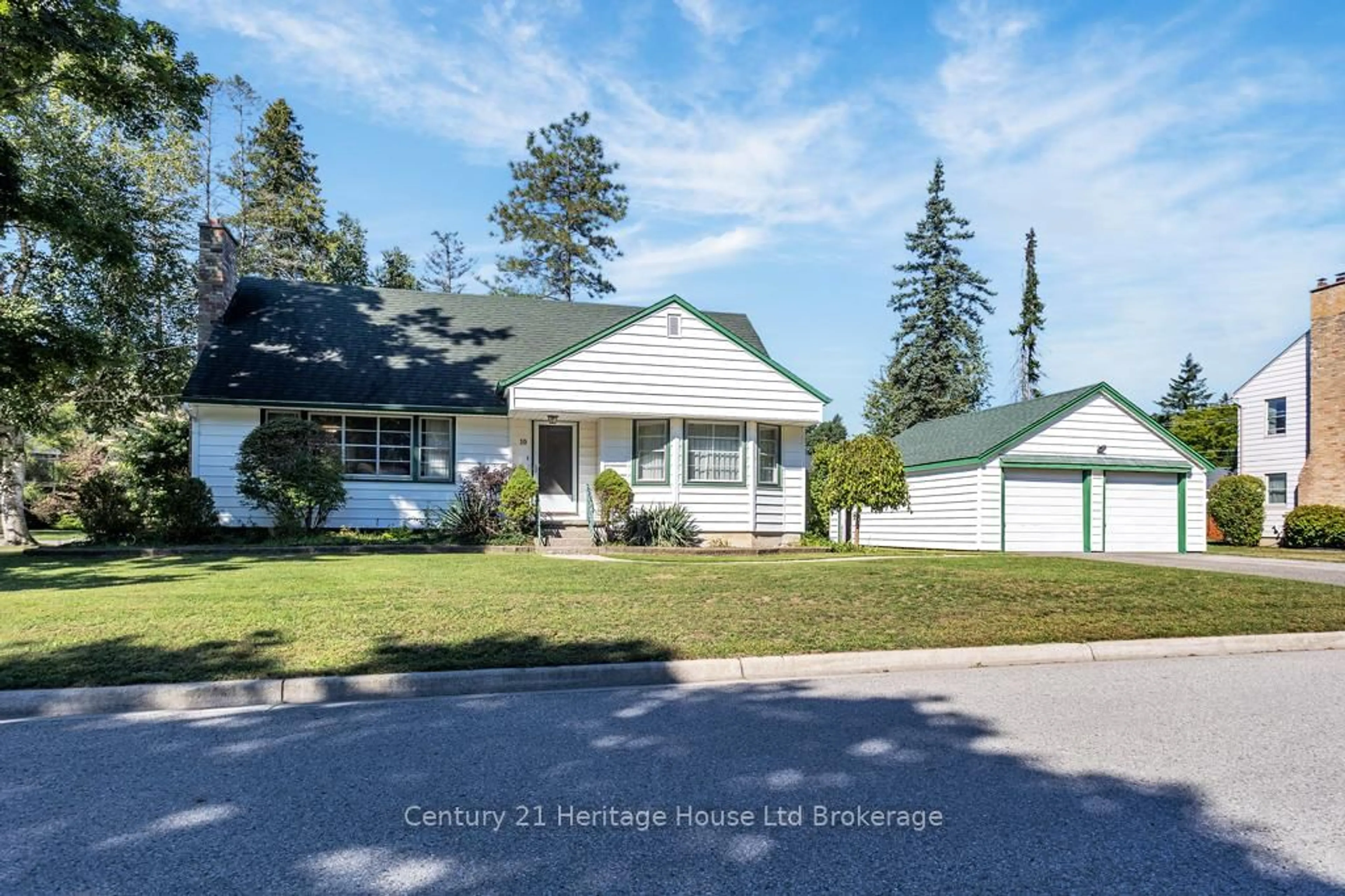A pic from outside/outdoor area/front of a property/back of a property/a pic from drone, street for 10 Parkside Dr, Tillsonburg Ontario N4G 3Z9