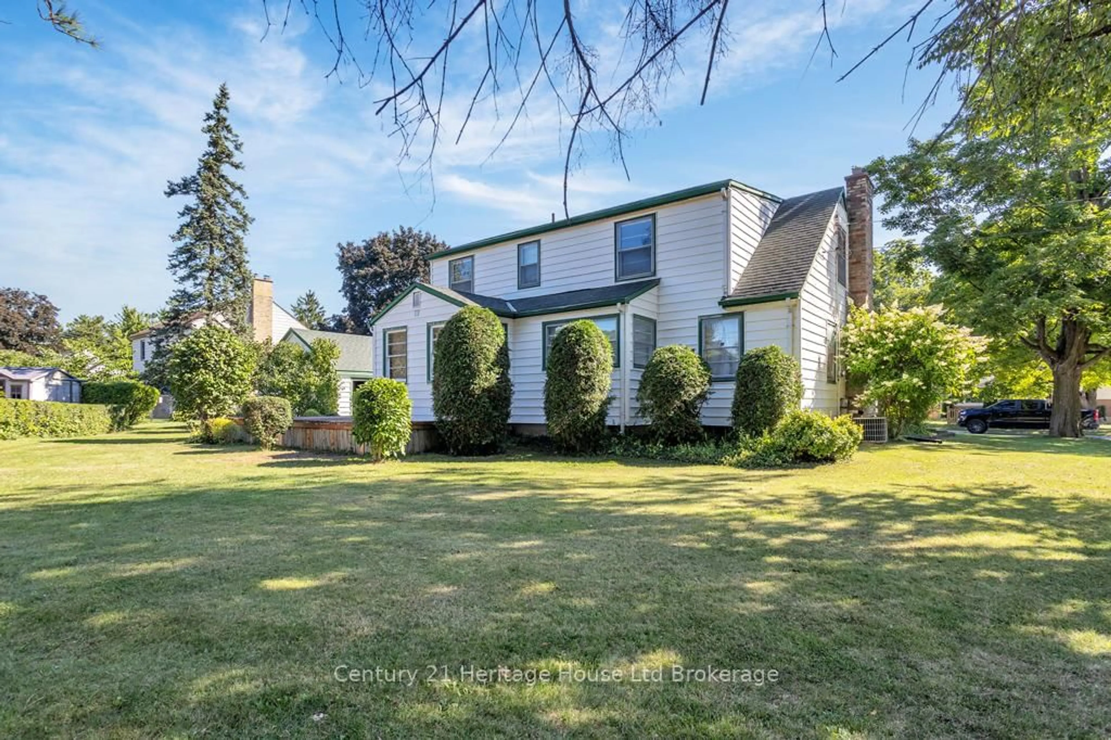 A pic from outside/outdoor area/front of a property/back of a property/a pic from drone, street for 10 Parkside Dr, Tillsonburg Ontario N4G 3Z9