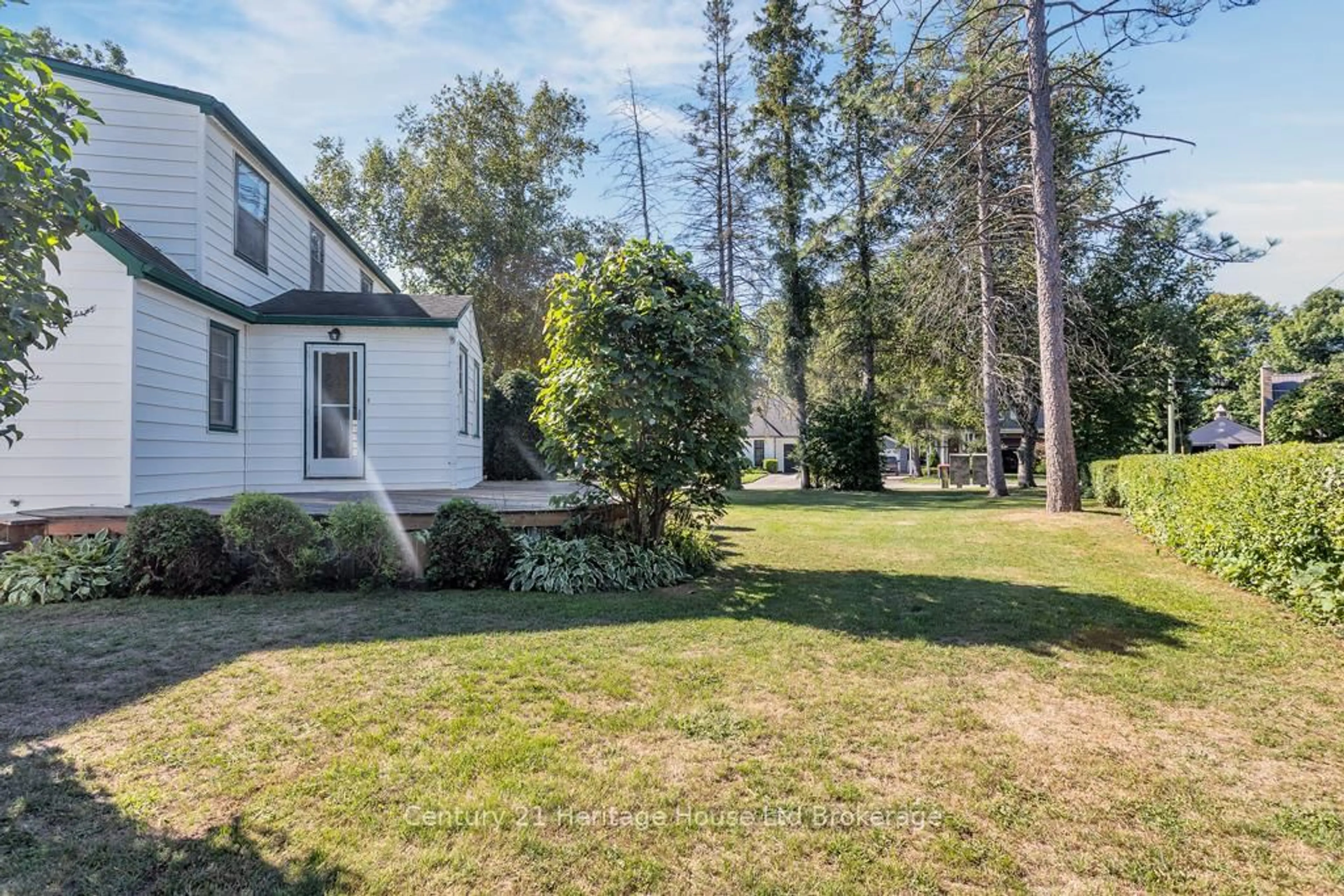 A pic from outside/outdoor area/front of a property/back of a property/a pic from drone, unknown for 10 Parkside Dr, Tillsonburg Ontario N4G 3Z9