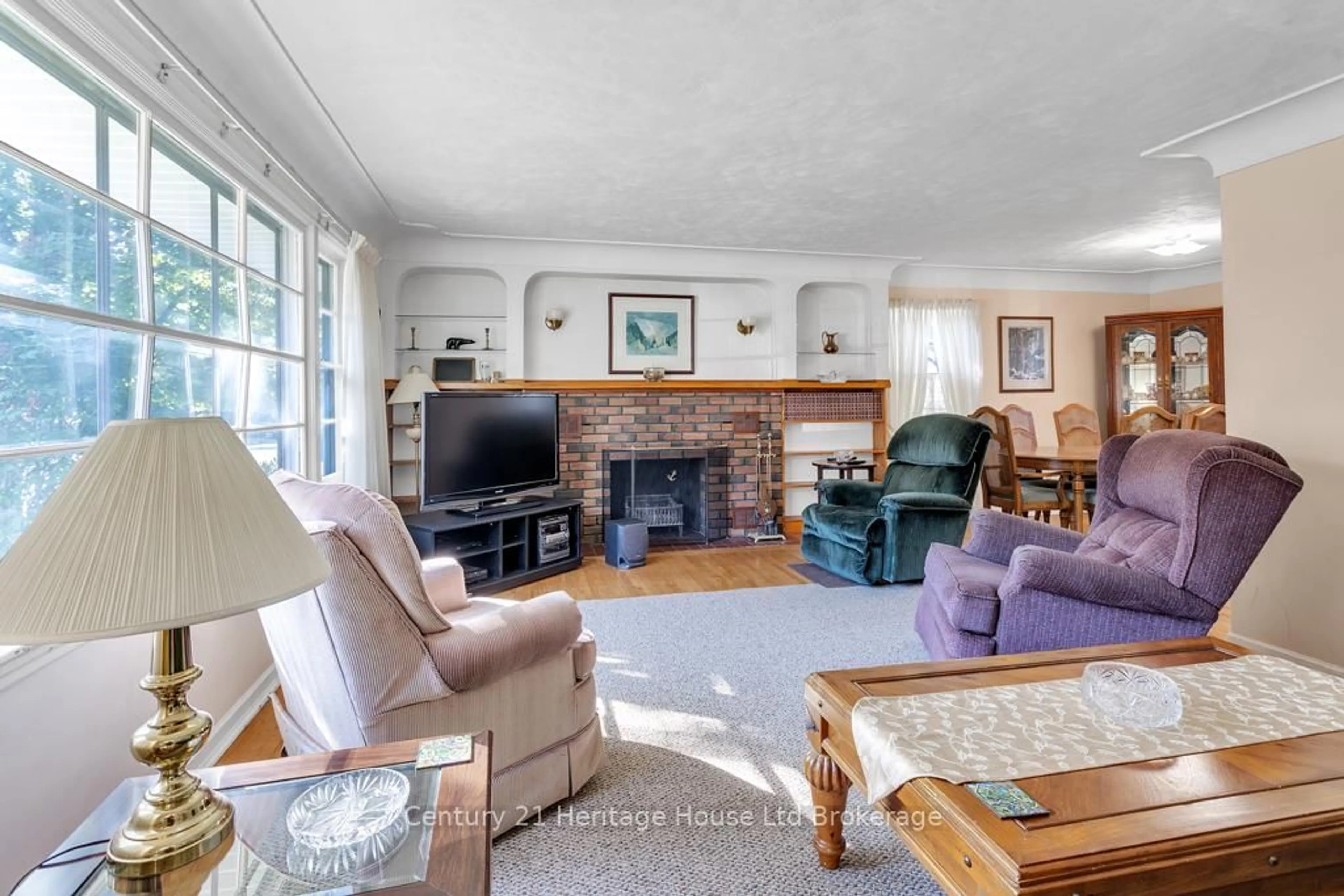 Living room with furniture, unknown for 10 Parkside Dr, Tillsonburg Ontario N4G 3Z9