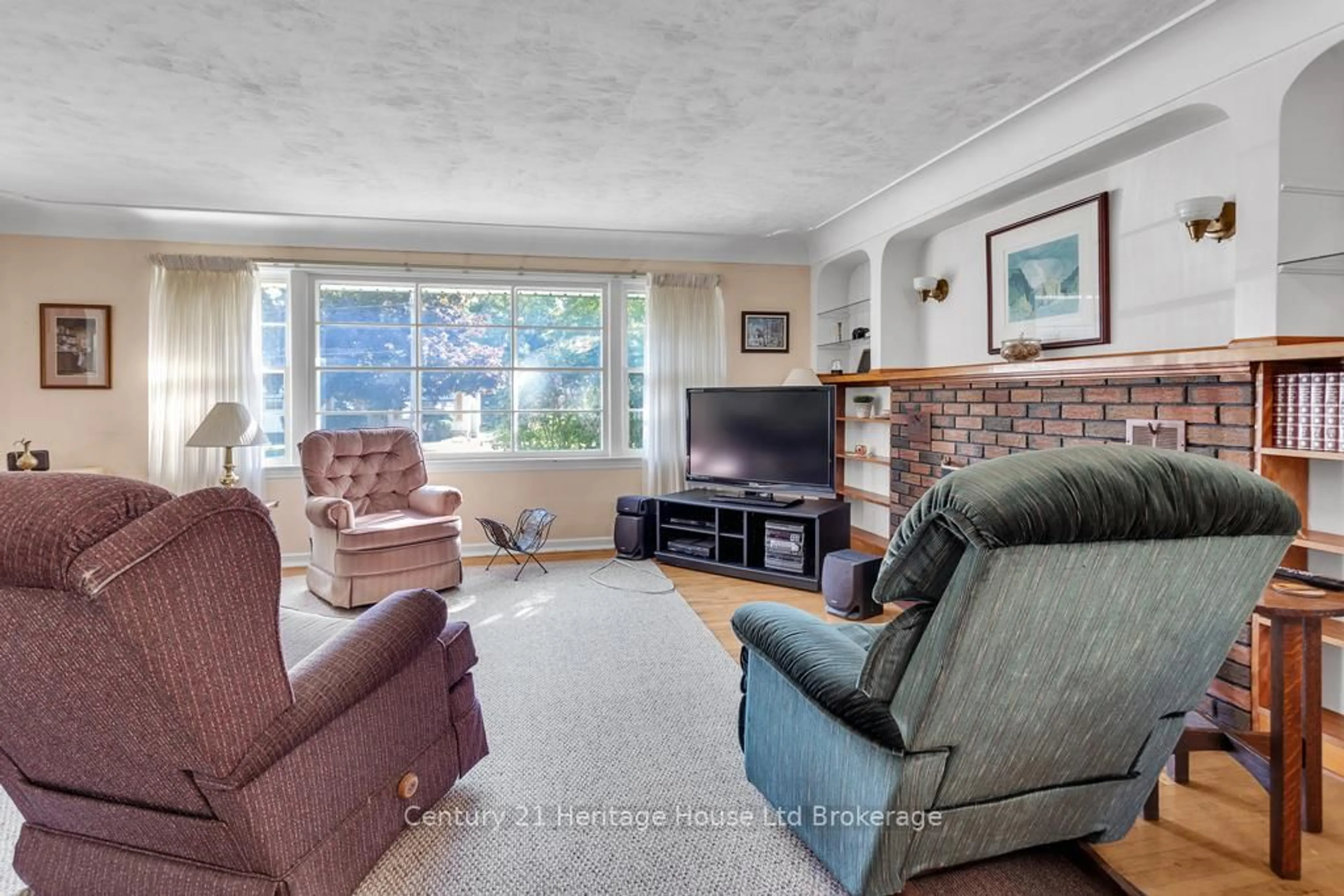 Living room with furniture, unknown for 10 Parkside Dr, Tillsonburg Ontario N4G 3Z9