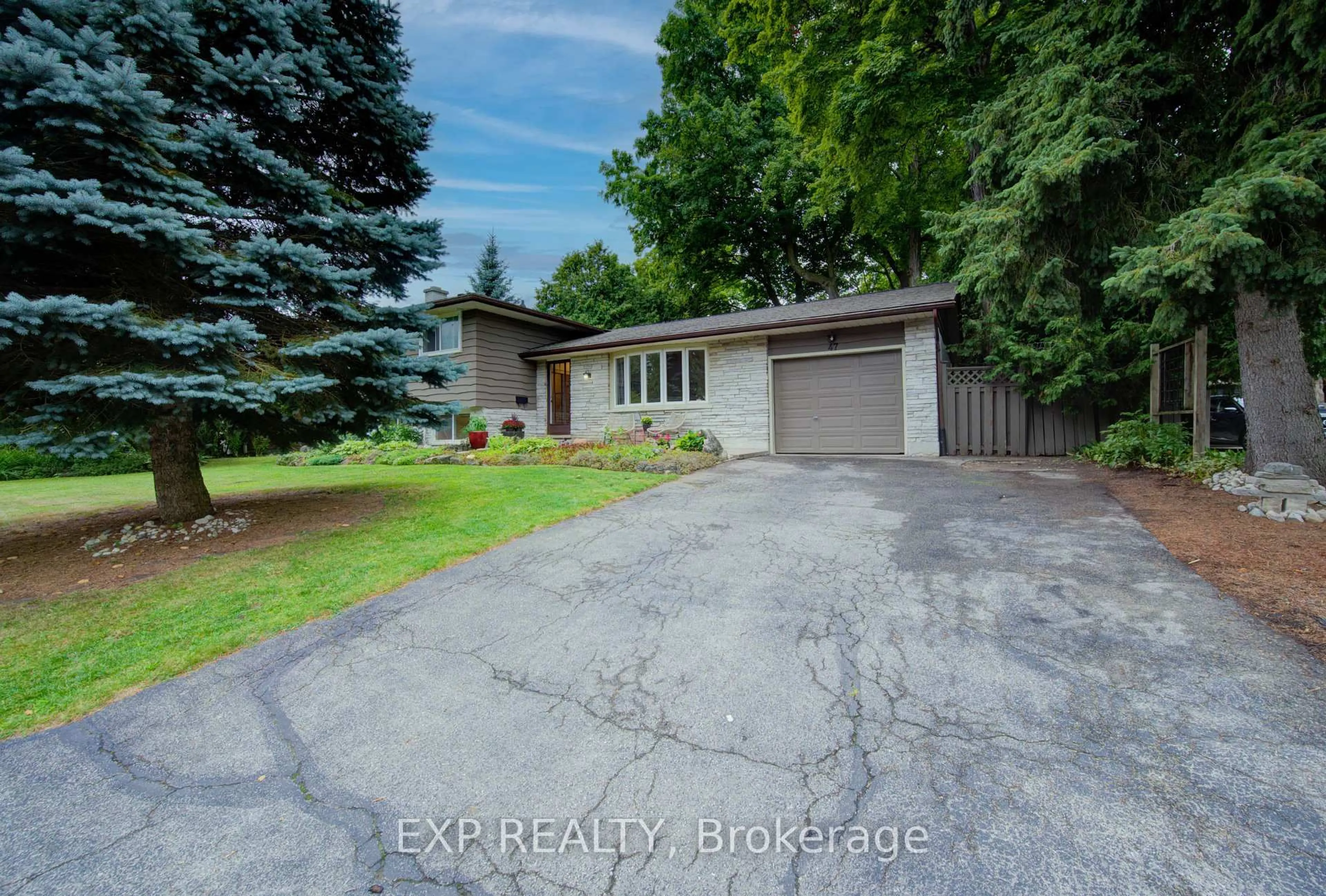A pic from outside/outdoor area/front of a property/back of a property/a pic from drone, street for 47 Hillcrest Lane, Kitchener Ontario N2K 1S9