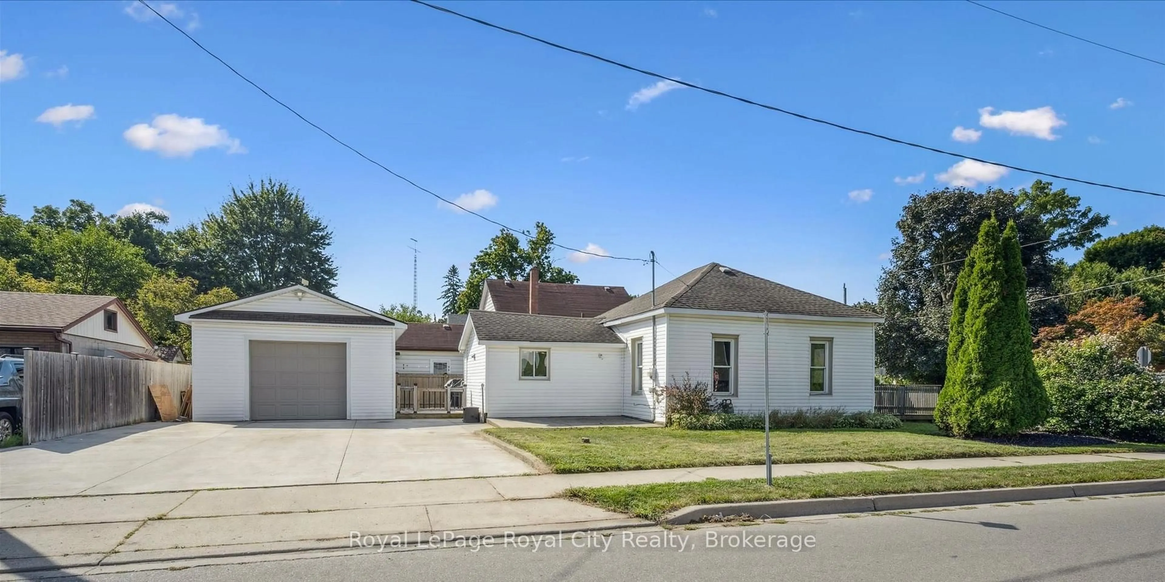 A pic from outside/outdoor area/front of a property/back of a property/a pic from drone, street for 47 Chalmers St, Cambridge Ontario N1R 5B6