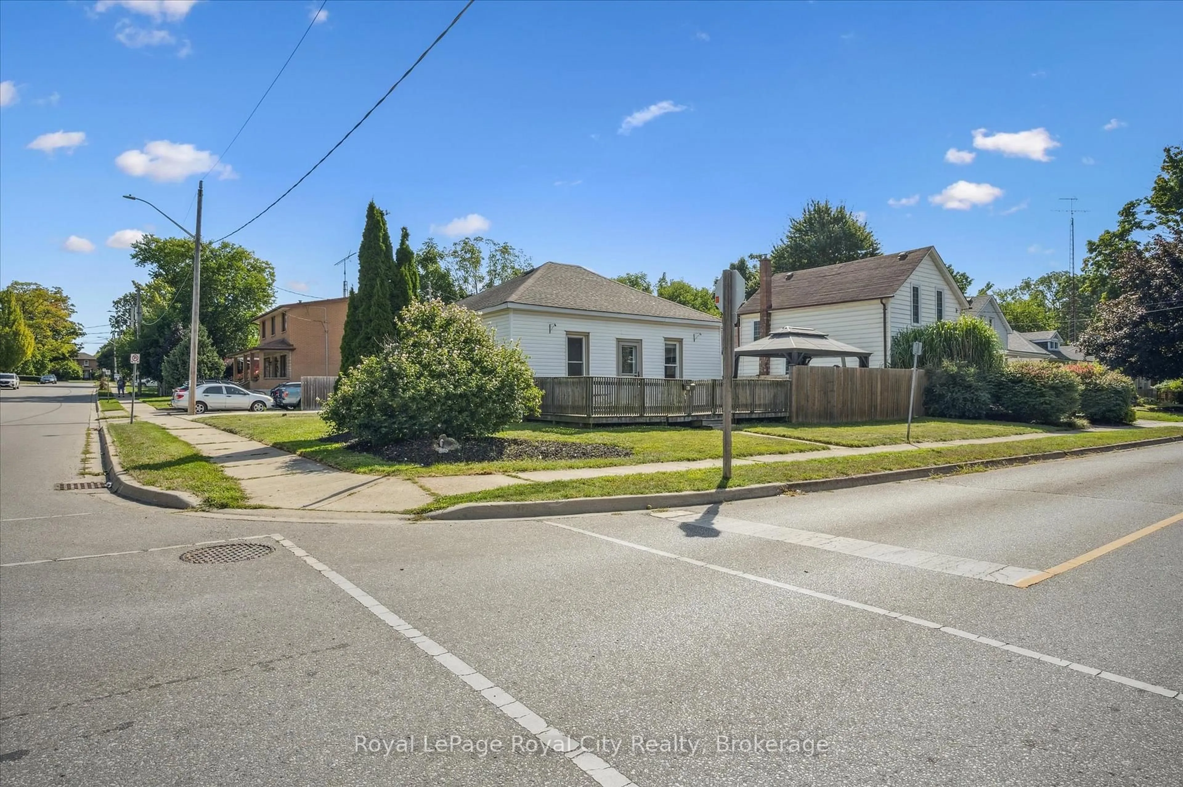 A pic from outside/outdoor area/front of a property/back of a property/a pic from drone, street for 47 Chalmers St, Cambridge Ontario N1R 5B6